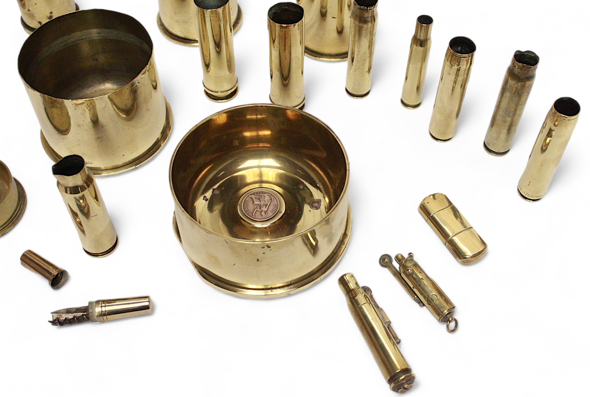 A collection of assorted brass shells including a 1953 40mm/T Mk4, a 1916 and a 1917 shell case etc. - Bild 2 aus 3