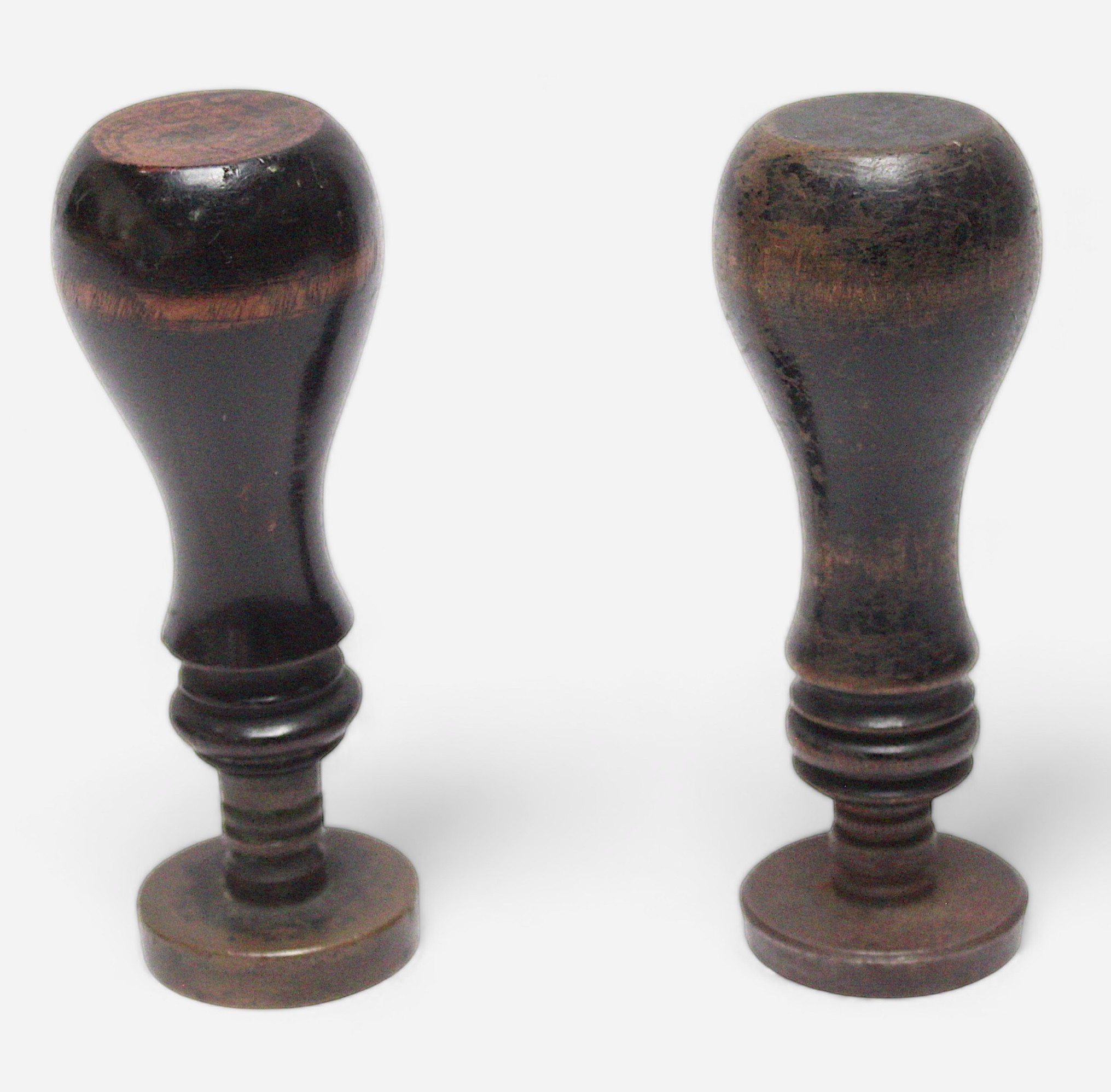 Two wooden and brass wax seal stamps, stamping the phrase ‘The Seal of Her Majesty’s Ships’ with - Bild 2 aus 2