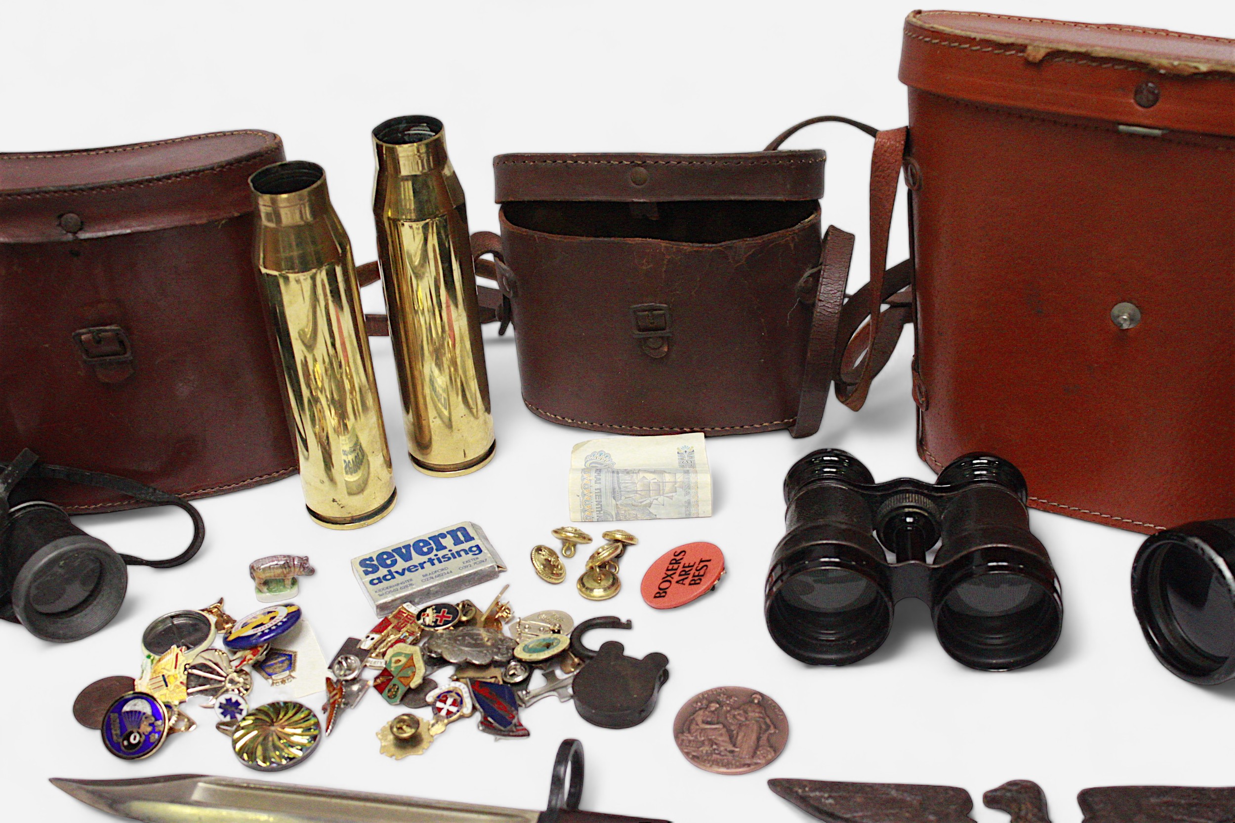 A small collection of assorted military collectables including a a bayonet, probably for an Enflied, - Image 4 of 4