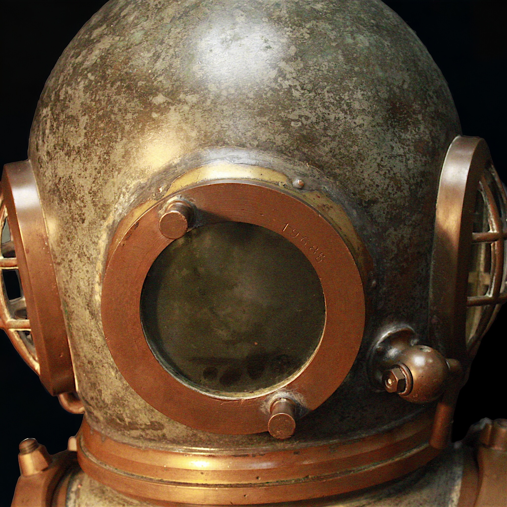 A FINE 12-BOLT DIVING HELMET BY SIEBE GORMAN, CIRCA 1950 numbered 19685 (matching on faceplate and - Image 4 of 7