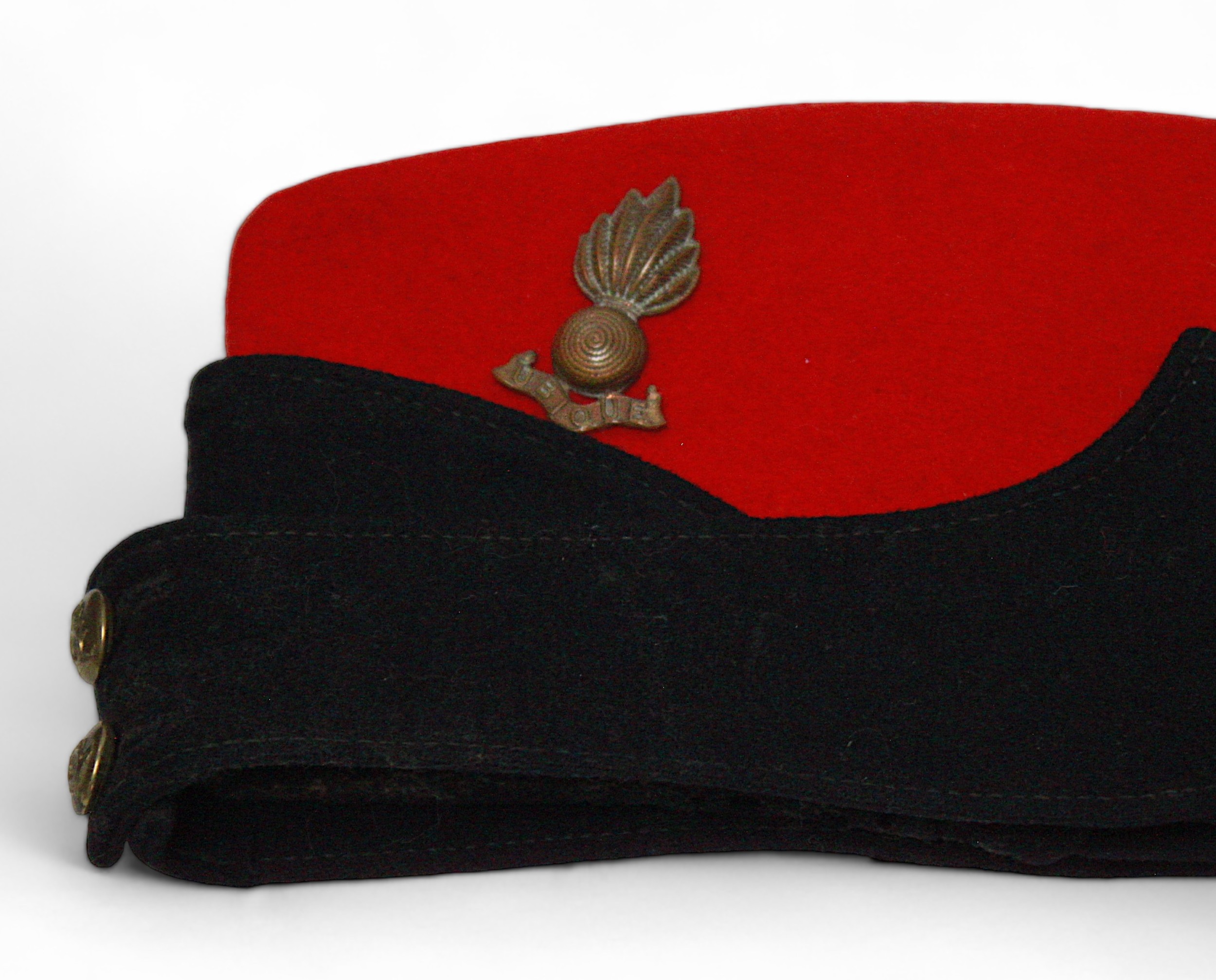 A Royal Marines peaked dress cap with cap badge, a green and black side cap with Mercian regiment - Bild 3 aus 5