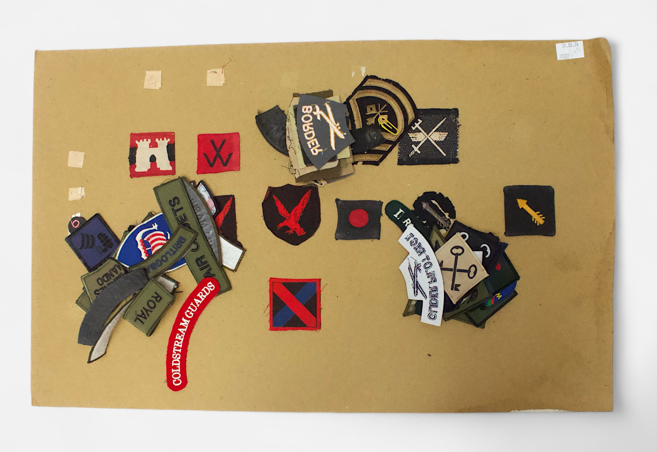 Fifteen card sheets displaying a good collection of assorted cap badges and patches including - Image 2 of 10