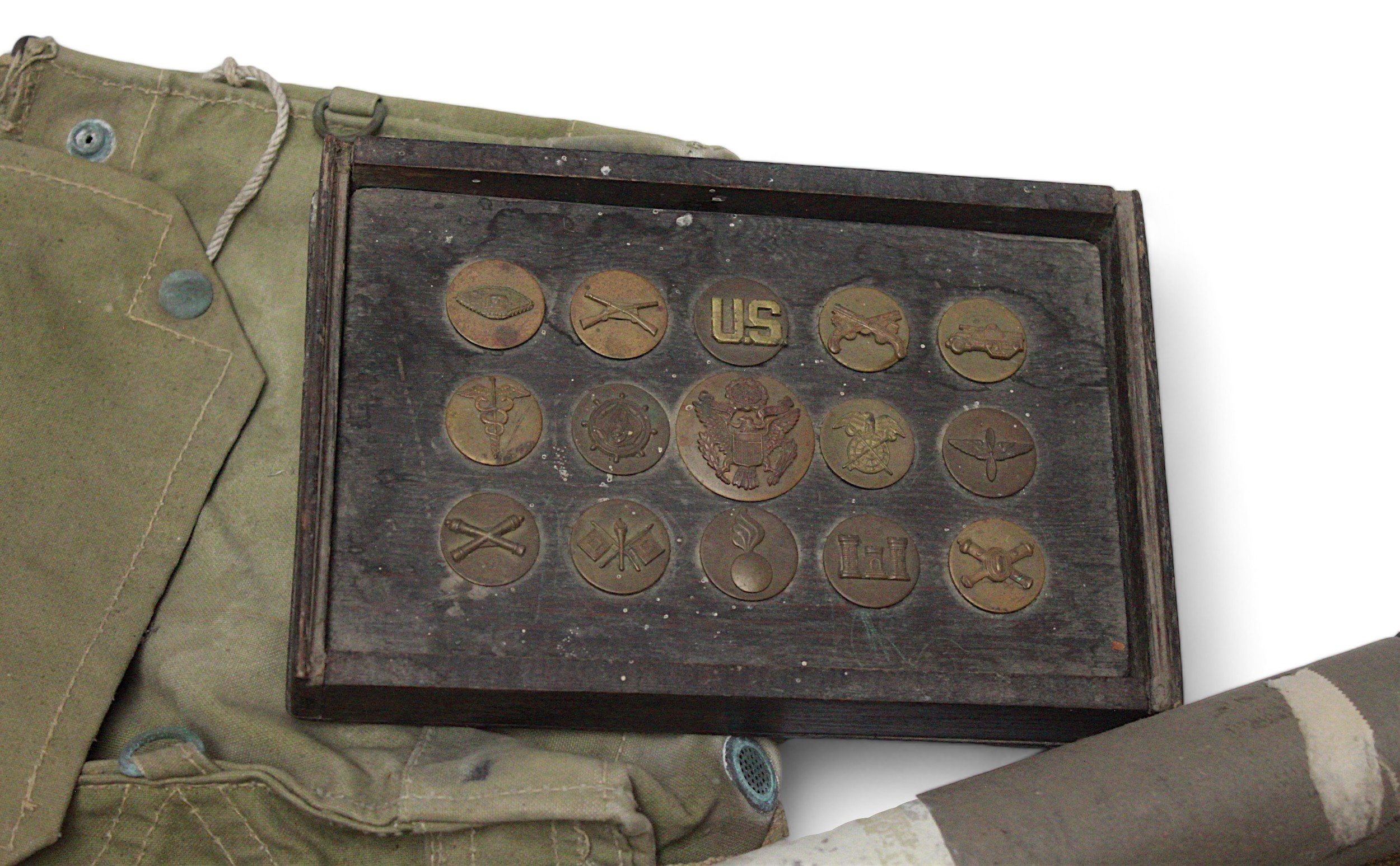 A collection of assorted military collectables including a First World War German Iron Cross - Image 2 of 4