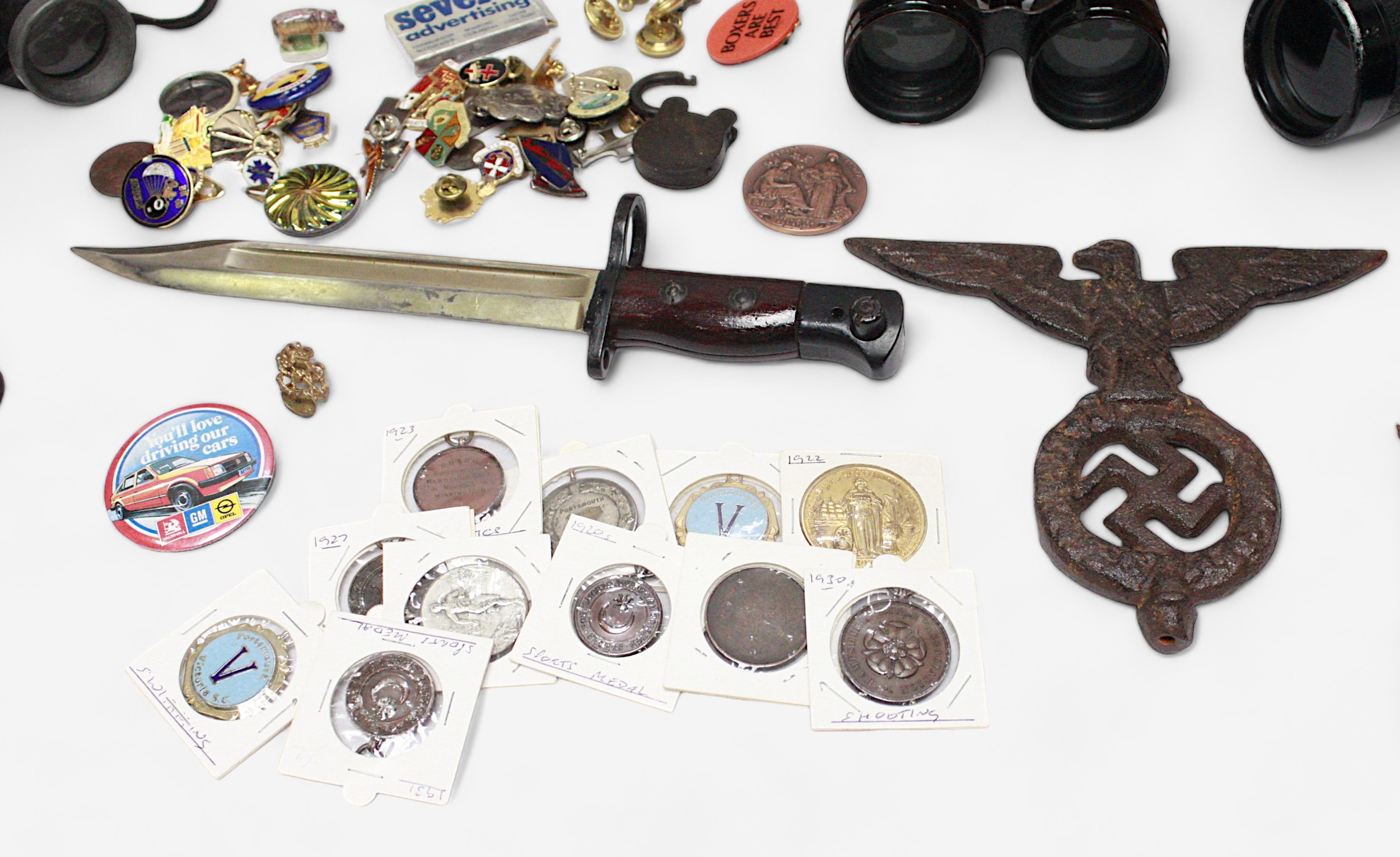 A small collection of assorted military collectables including a a bayonet, probably for an Enflied, - Image 3 of 4