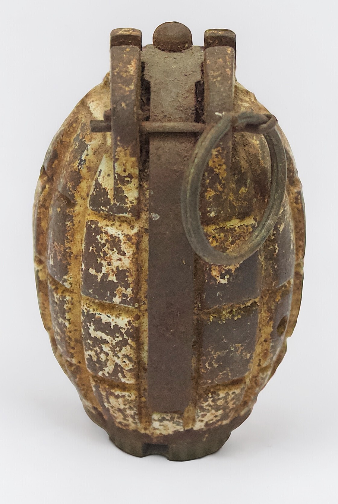 A WWII Mills No. 36 Mk.I hand grenade, by T. Ashead & Sons, dated 1943, manufactured at Alloy - Image 2 of 7