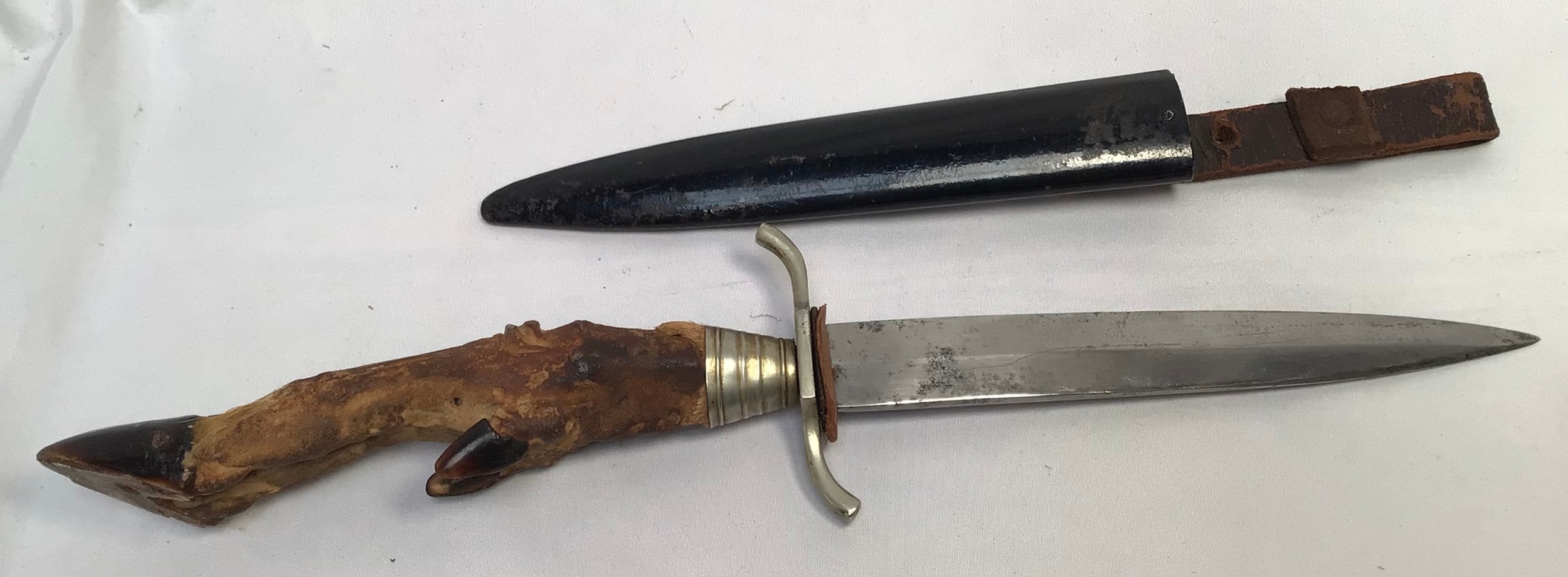 A WWI Deer's Foot Officer's fighting dagger, blade engraved and burnished with L.K. Jäger- - Image 2 of 2