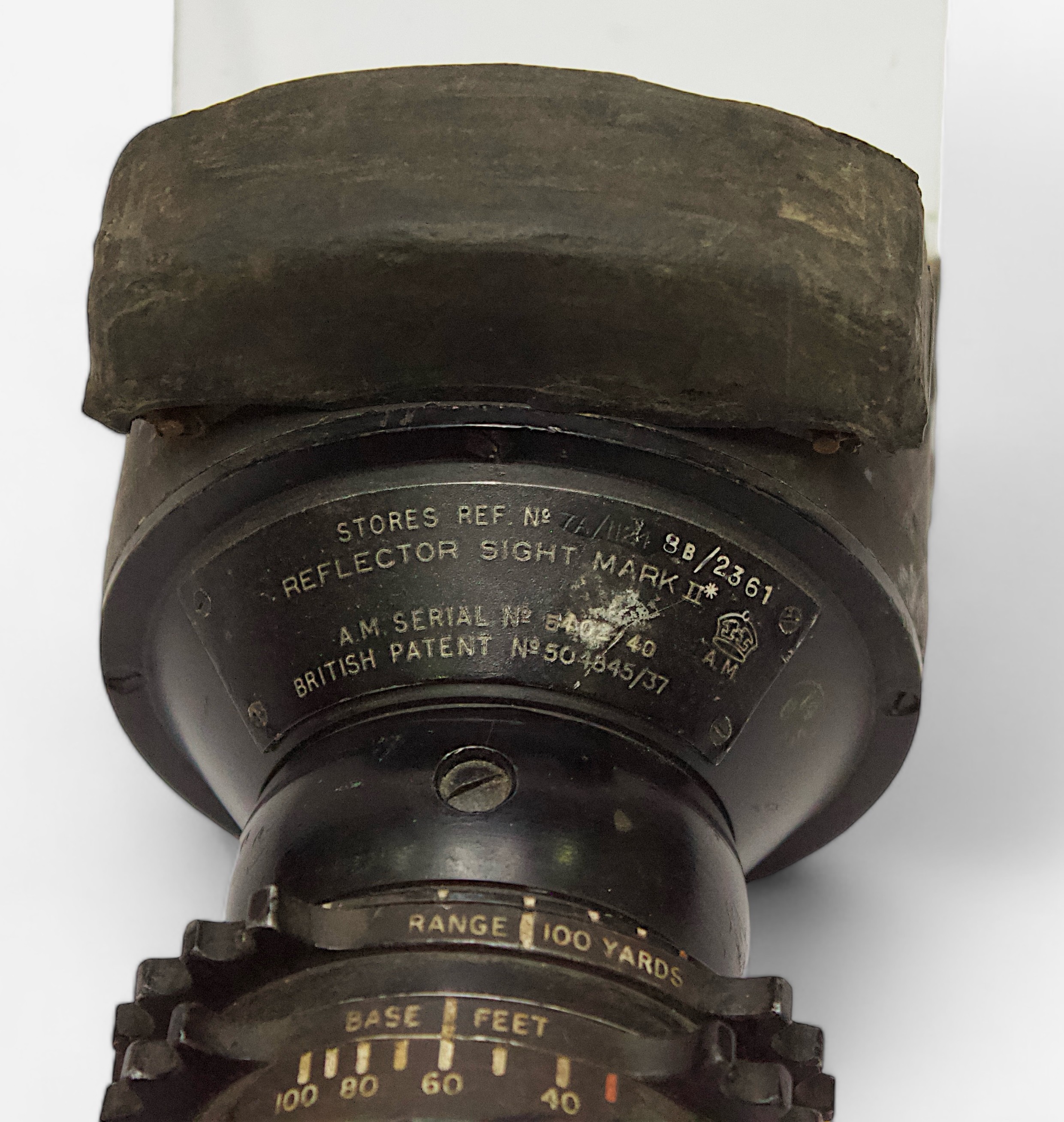 A British WWII RAF Reflector Gunsight Mk.II, applied plaque ‘Stores Ref. No 8B/2361 Reflector - Image 3 of 5