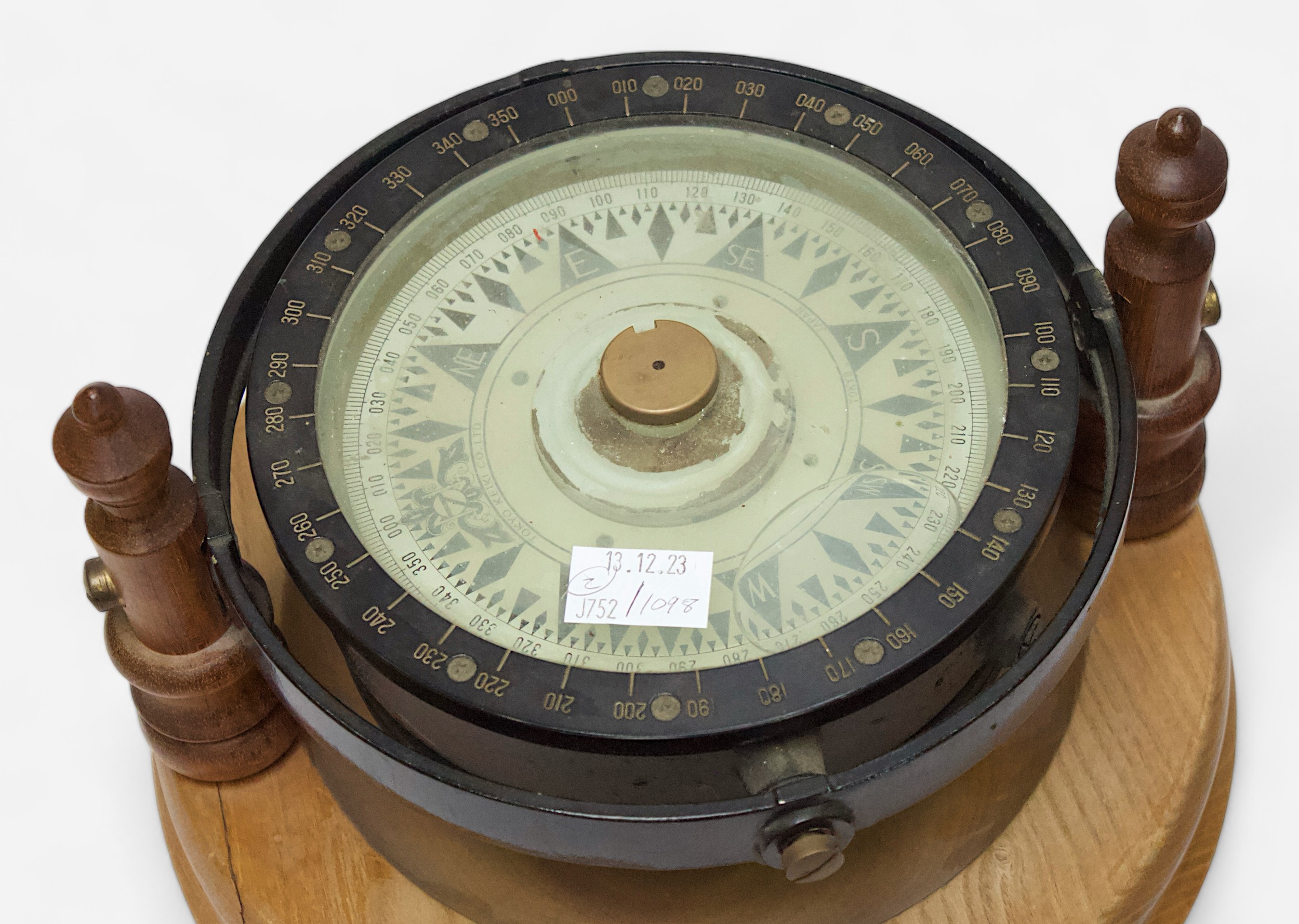 A Japanese gimbal compass by Tokyo Keiki Co. Ltd, in black metal case with engraved plaque, raised - Image 3 of 3