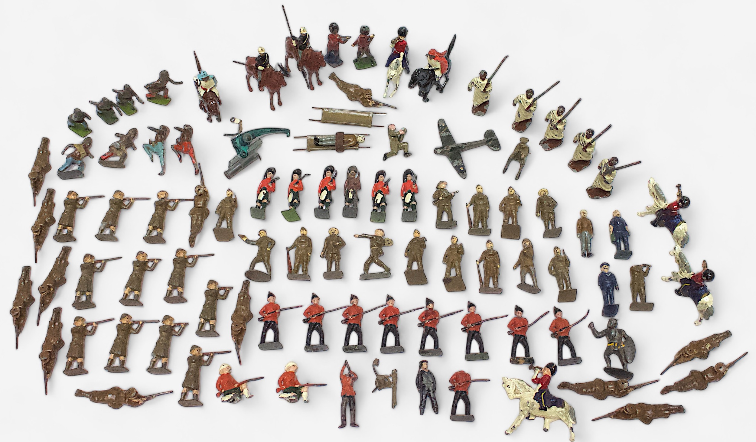 A collection of assorted loose lead soldiers including cavalrymen, Scots Guards and medics etc. by - Image 2 of 2