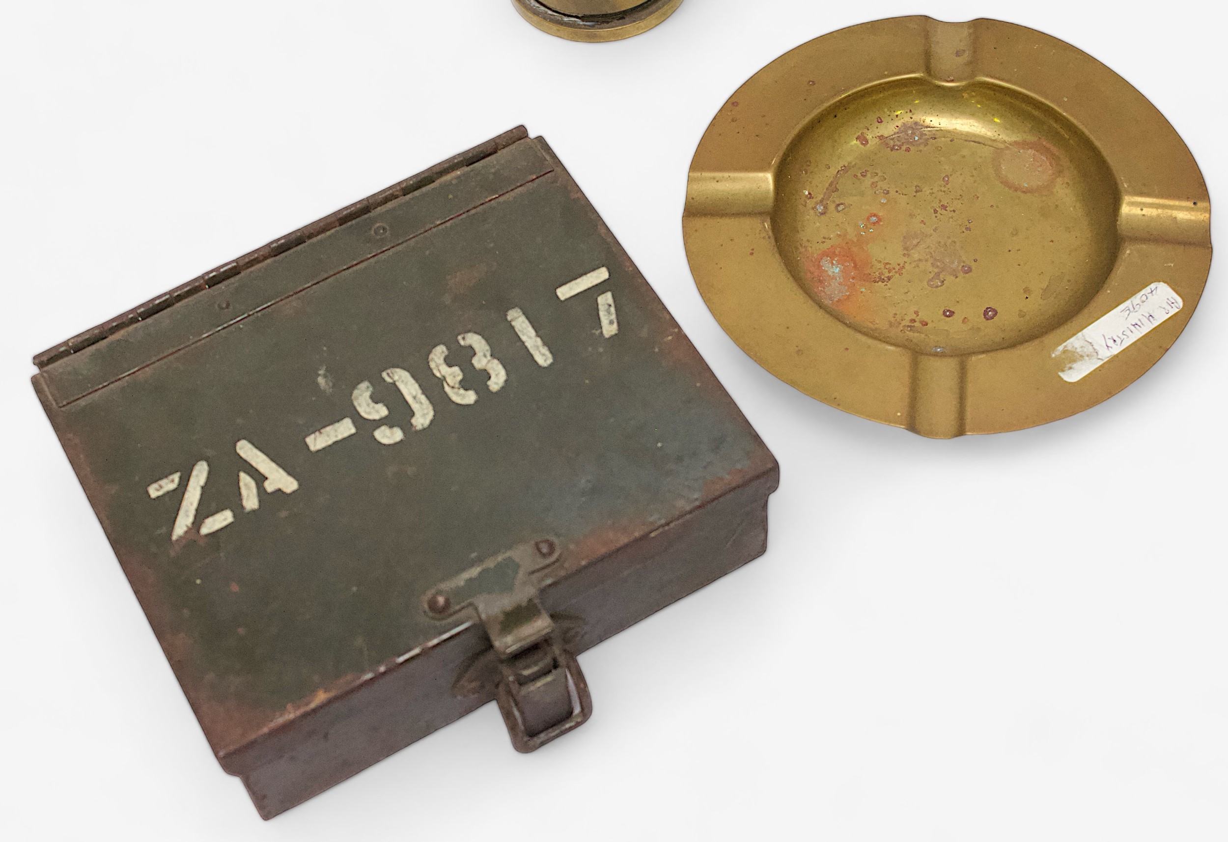 A small collection of assorted WWI and WWII trench art items including ashtrays, vases and ornaments - Bild 4 aus 5