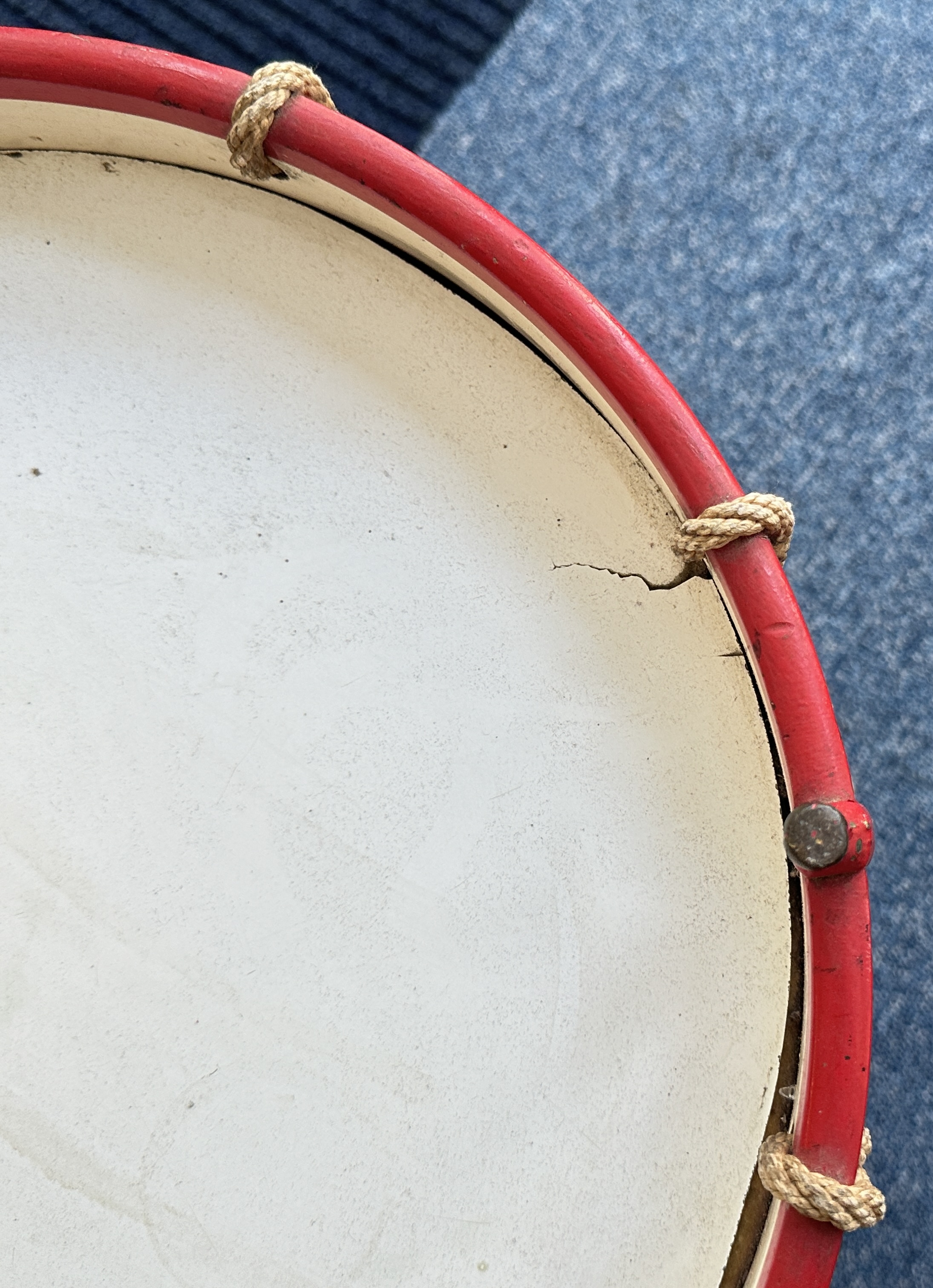 A 20th century Regimental Side Drum for the 1st Battalion Grenadier Guards and painted with Royal - Bild 6 aus 7