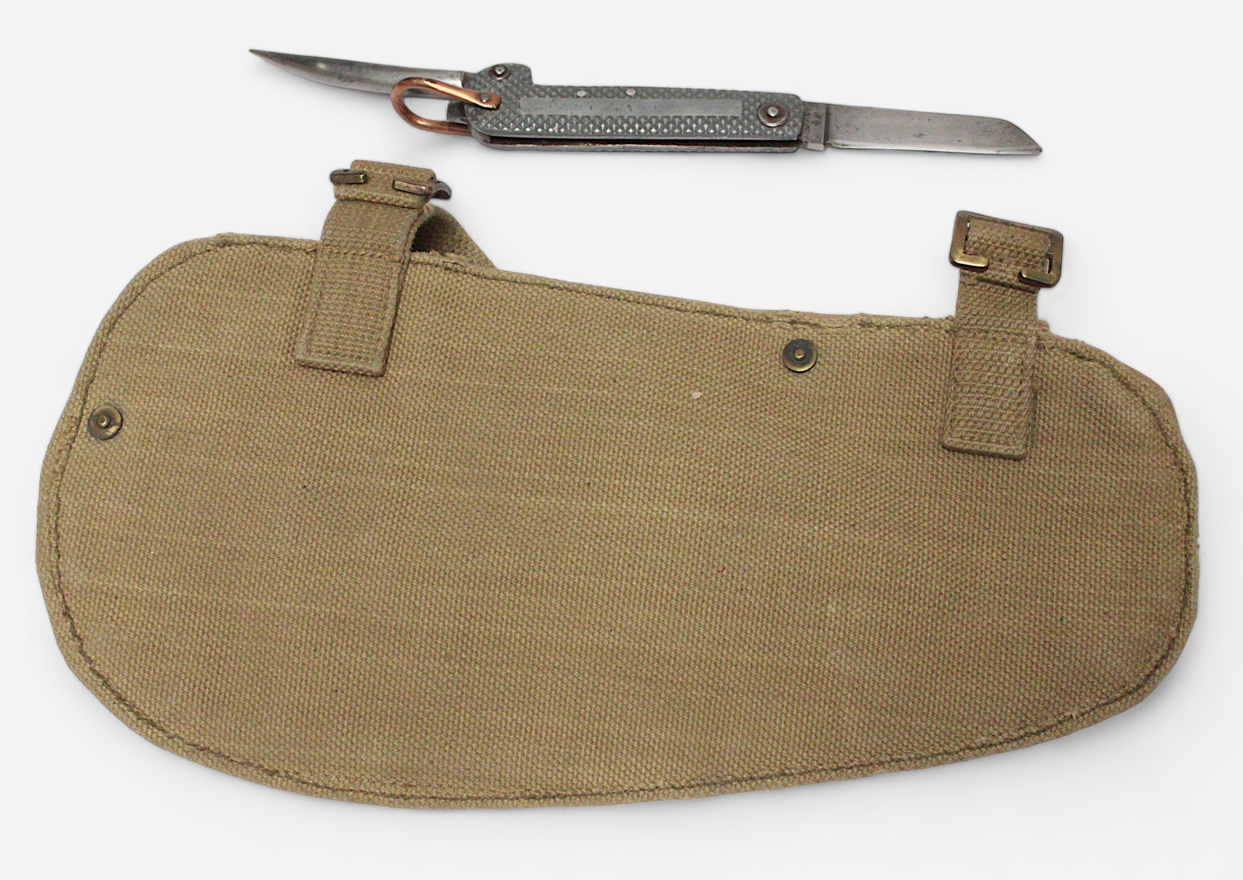 A British WWII entrenching tool, 1937 pattern MkII, with shaft, axe head, No.4 MkII pig-sticker - Bild 5 aus 5