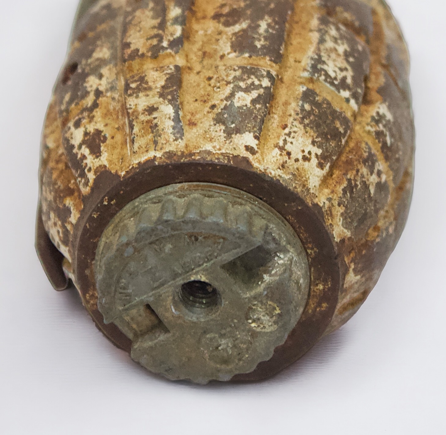 A WWII Mills No. 36 Mk.I hand grenade, by T. Ashead & Sons, dated 1943, manufactured at Alloy - Image 3 of 7