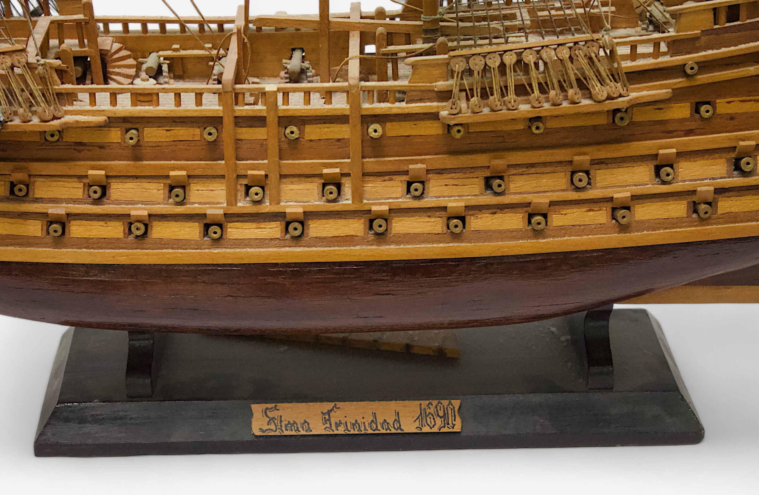 A hand-made wooden static model of a 17th Cenrtury three-mast ship, Santisima Trinidad, c1790, - Bild 2 aus 5