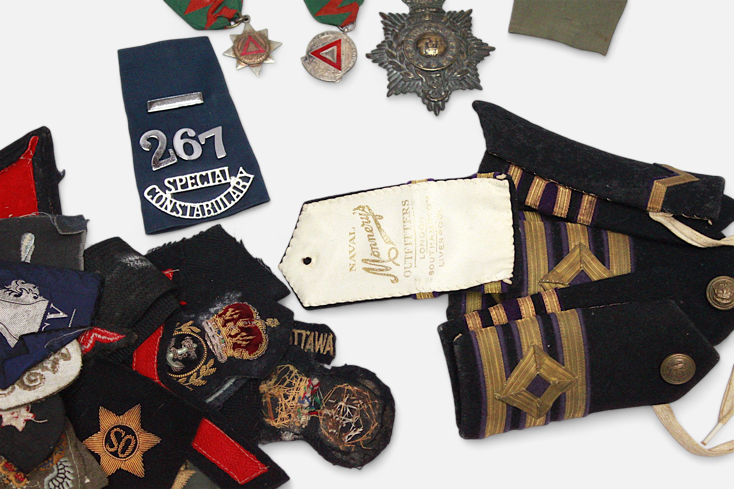 A large collection of various military cap and lapel badges, naval epaulettes, regimental buttons, - Image 3 of 5