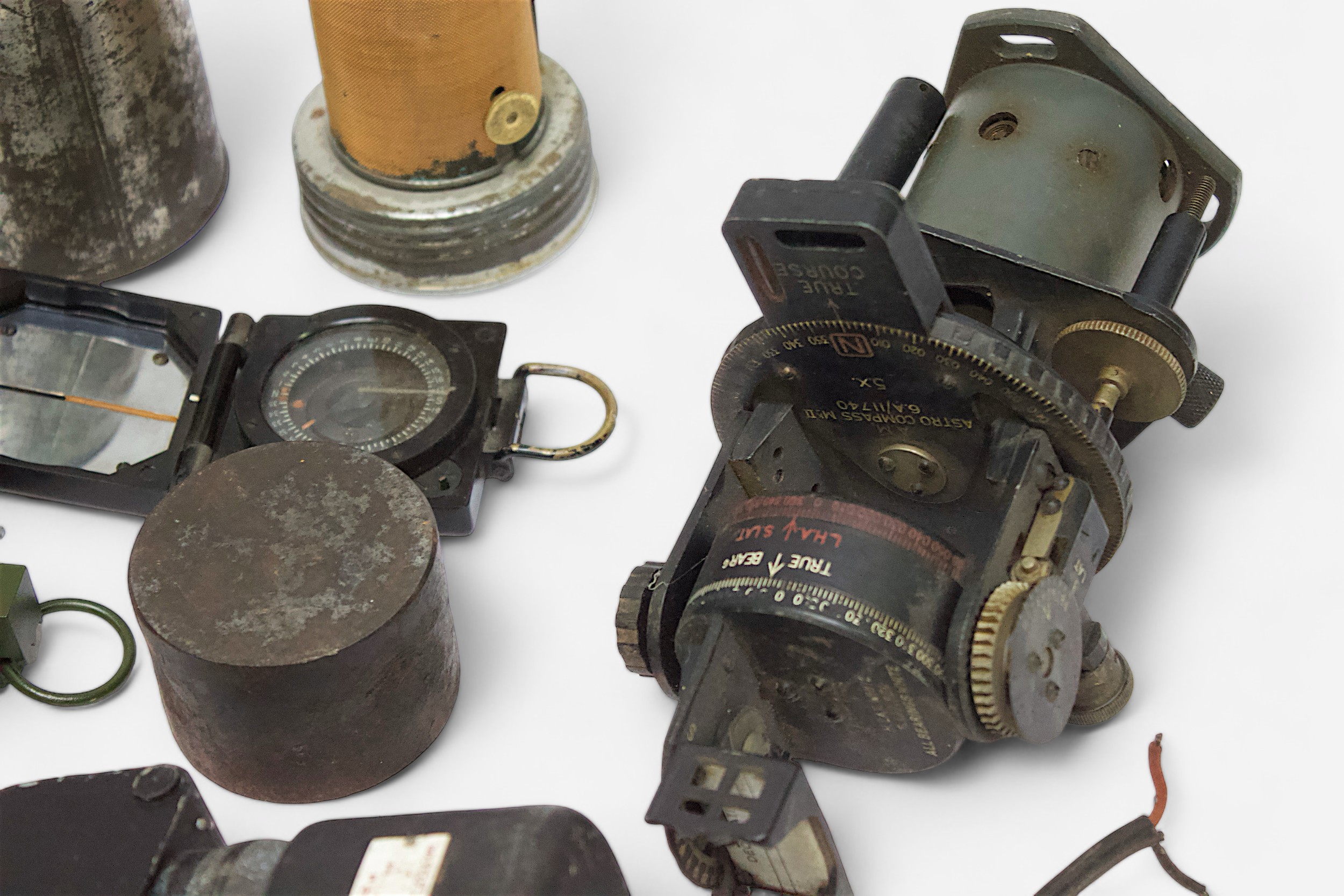 A collection of assorted compasses including a Second World War British government issue Mark 1 - Image 3 of 4