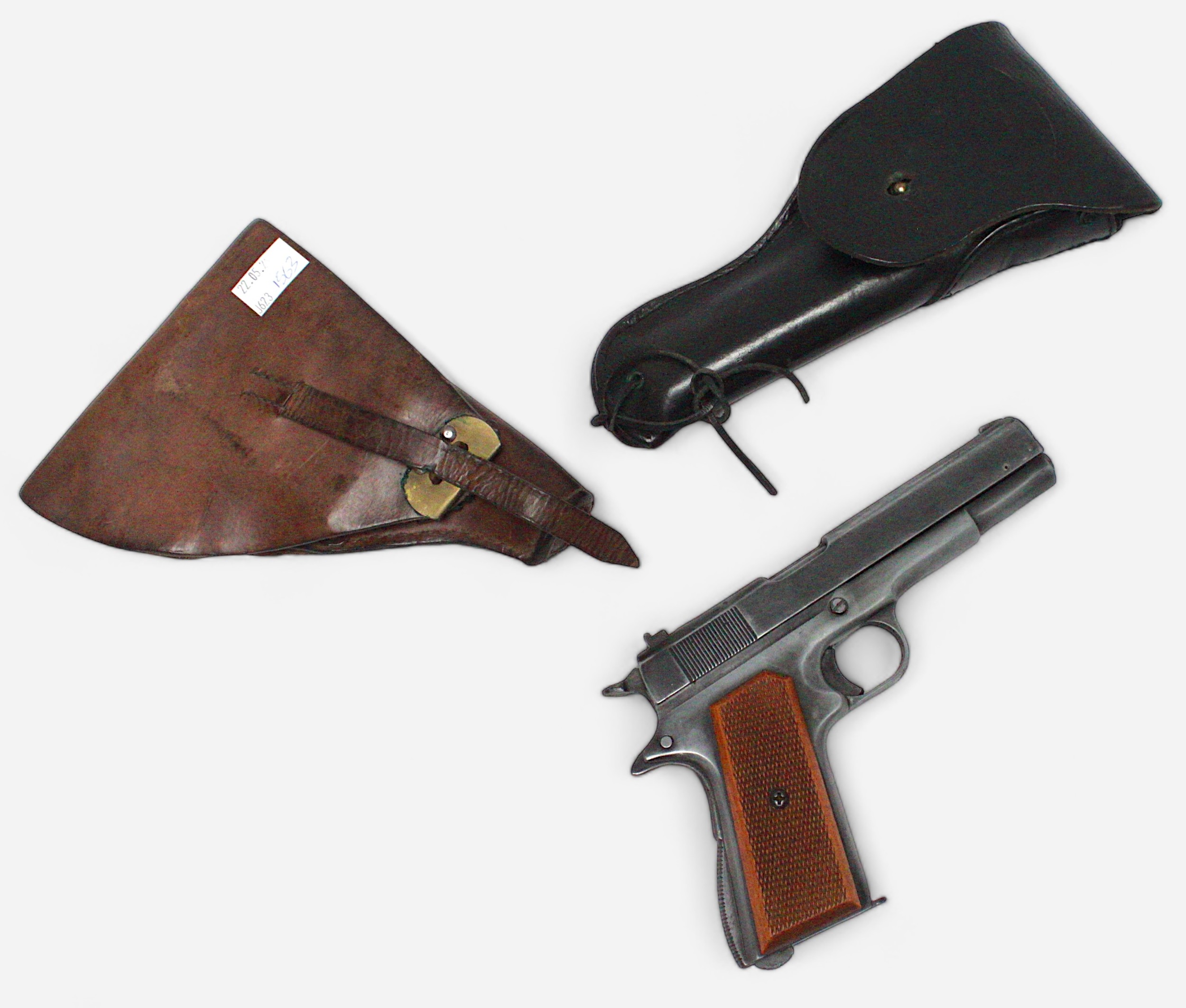 An early 20th century brown leather holster for a Belgian pistol, modern blank-firing replica - Bild 2 aus 3
