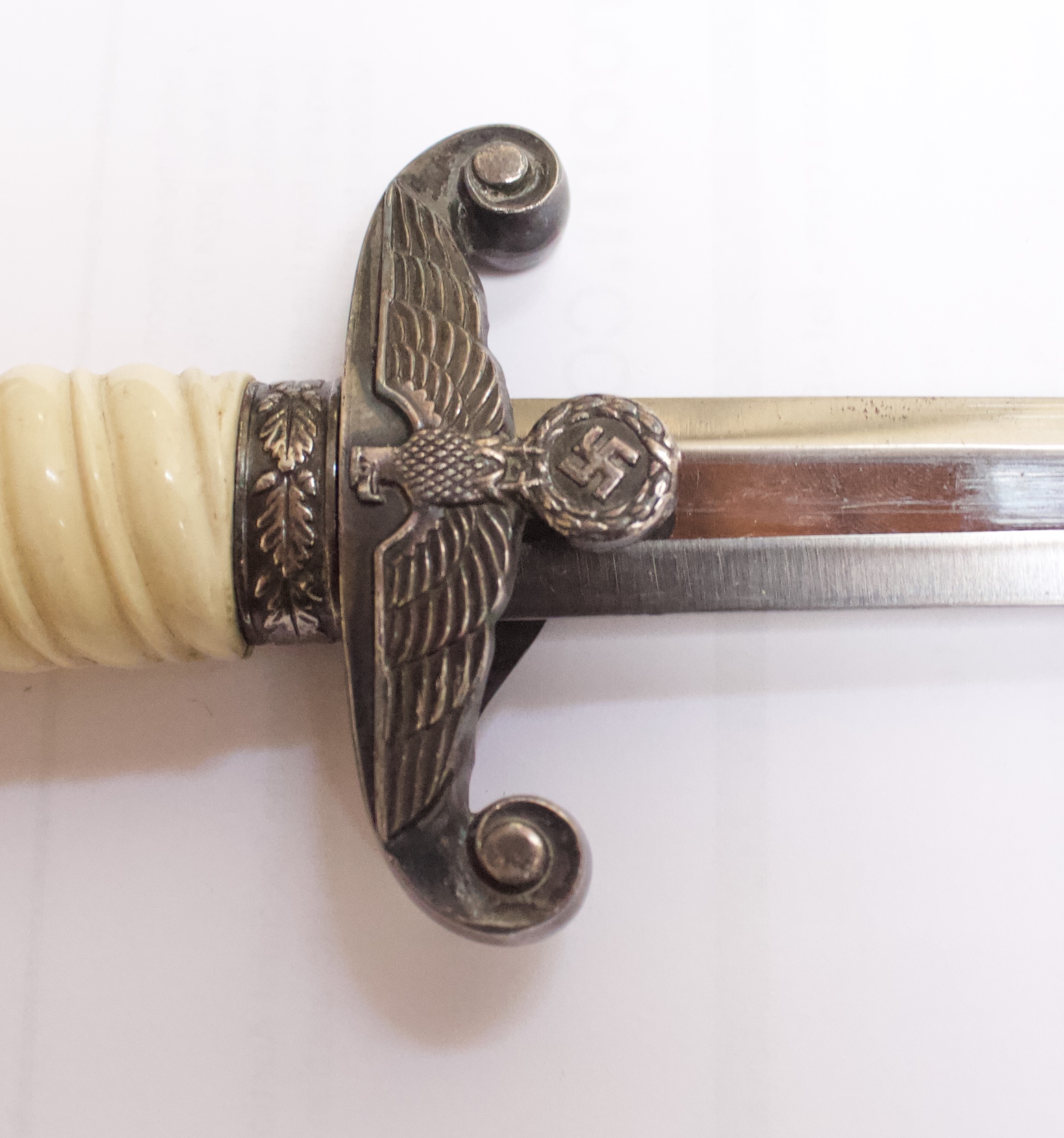 A WWII German Third Reich Army Officer's Dress Dagger, polish steel blade engraved to the ricasso - Bild 4 aus 7