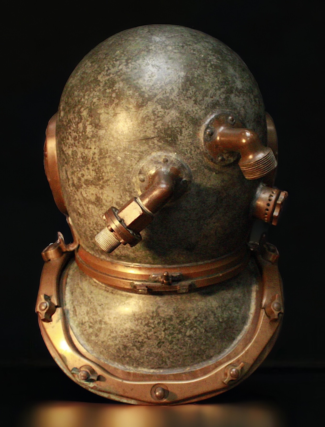 A FINE 12-BOLT DIVING HELMET BY SIEBE GORMAN, CIRCA 1950 numbered 19685 (matching on faceplate and - Image 3 of 7