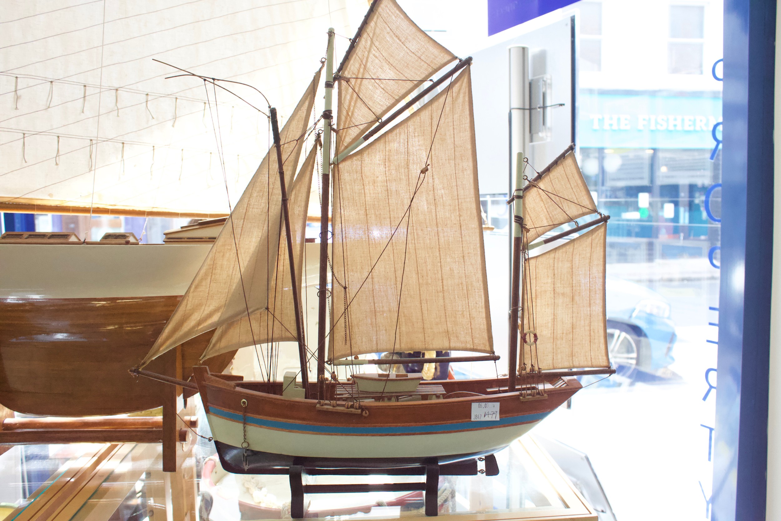 A large vintage 'Gaff-Rigged' pond yacht, with cotton sails, lined deck, cream waterline-painted - Image 3 of 6