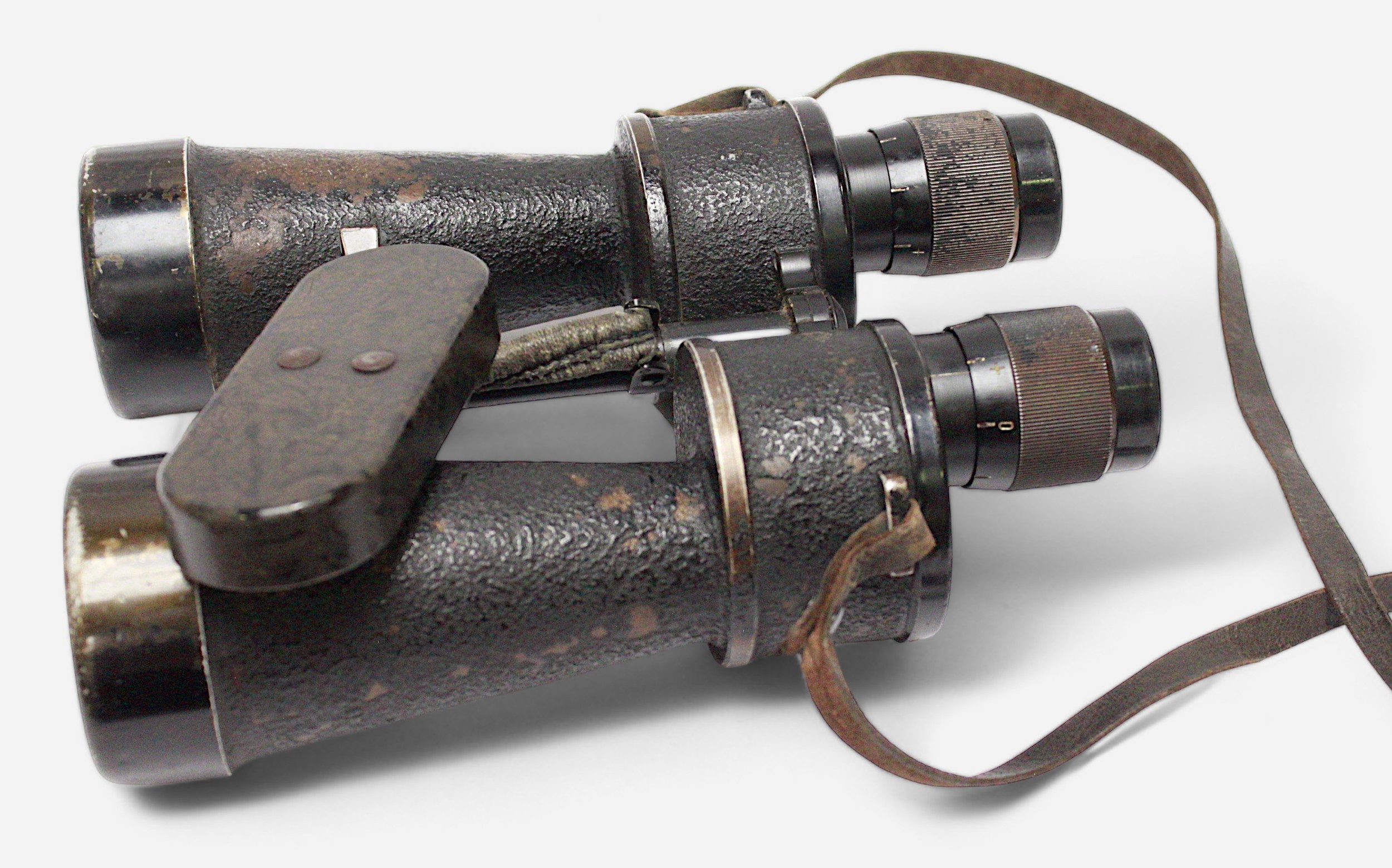 A pair of WW2 German Kriegsmarine binoculars with manufacturer's code 'beh' for ERNST LEITZ. WETZLAR - Image 3 of 5