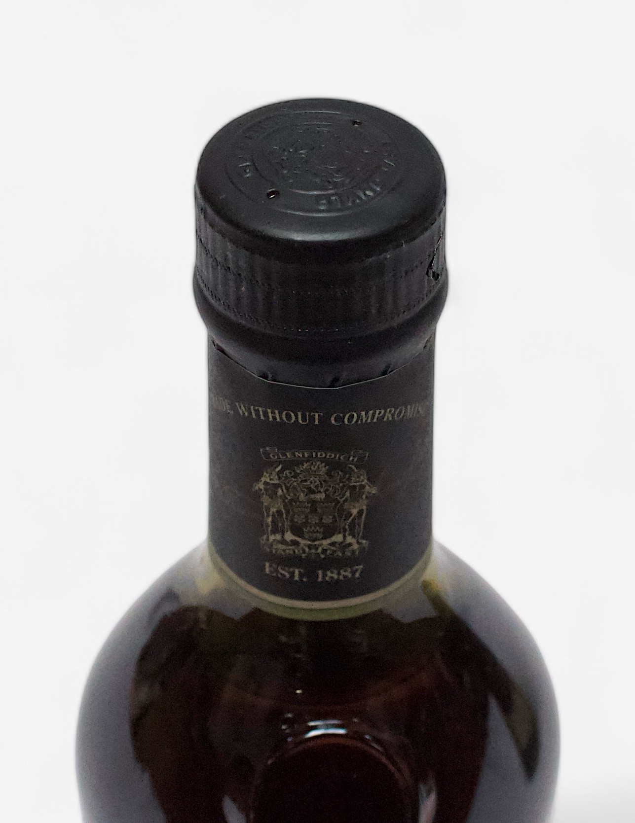 A bottle of Glenfiddich Ancient Reserve Pure Single Malt Scotch Whisky, Aged 18 Years, 70cl, 40% - Bild 2 aus 2