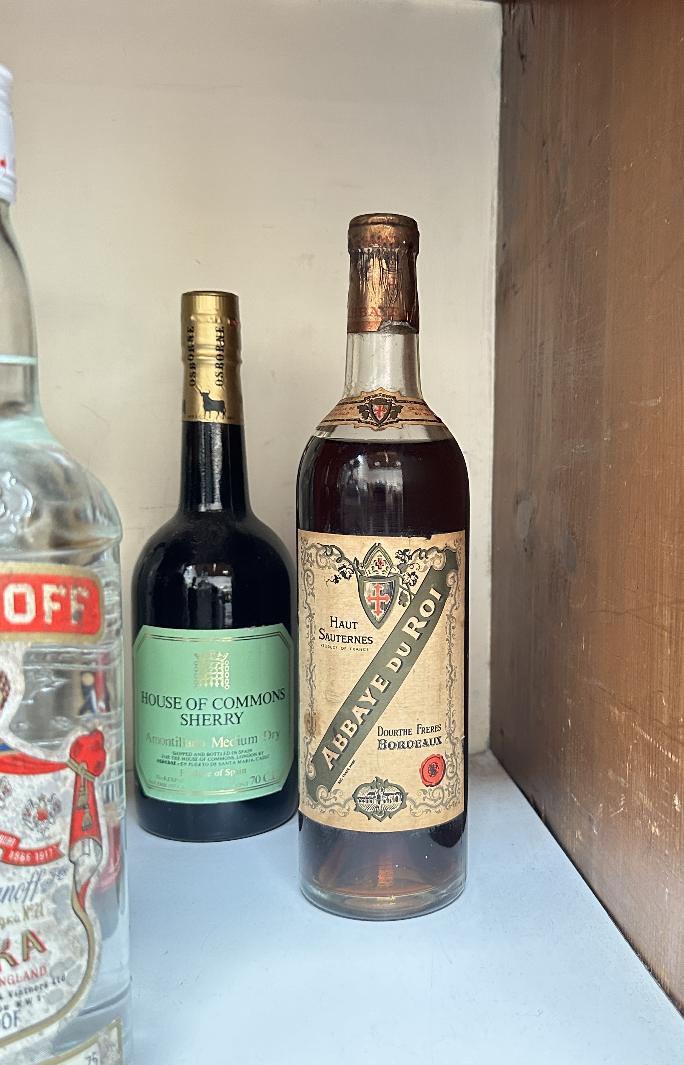 A collection of ten bottles of various vintage wines and spirits, comprising Smirnoff Vodka 26 2/3 - Bild 2 aus 3