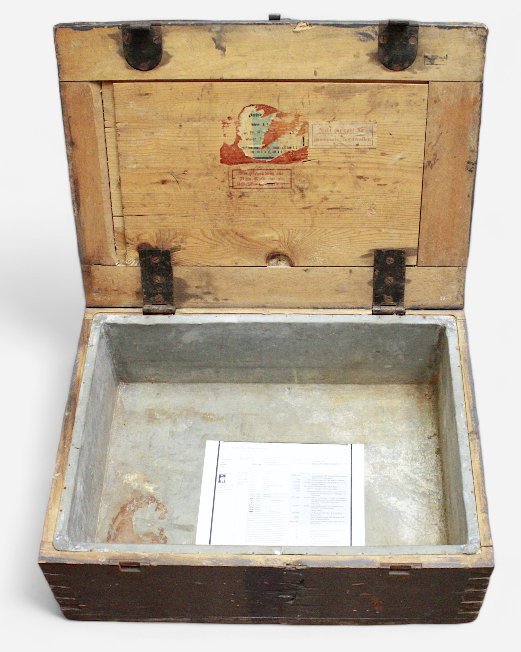 A WWII, D-Day era blue painted wooden ammunition box, inscribed ‘P.W. Lovell RAF’, for Peter - Bild 2 aus 2