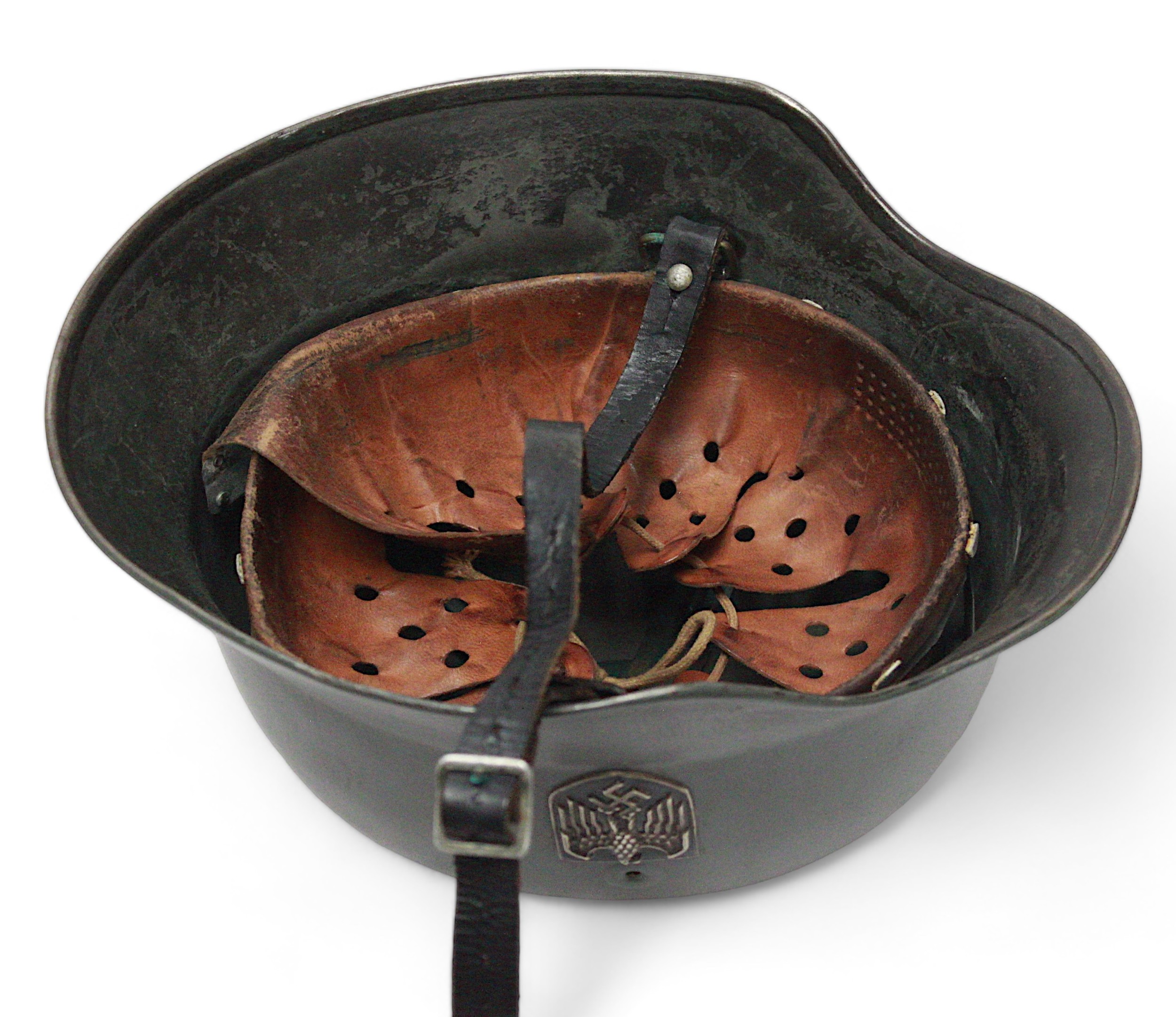 A WWII German Third Reich M40 helmet, with nine-tongue leather liner, repainted green and later - Bild 4 aus 4