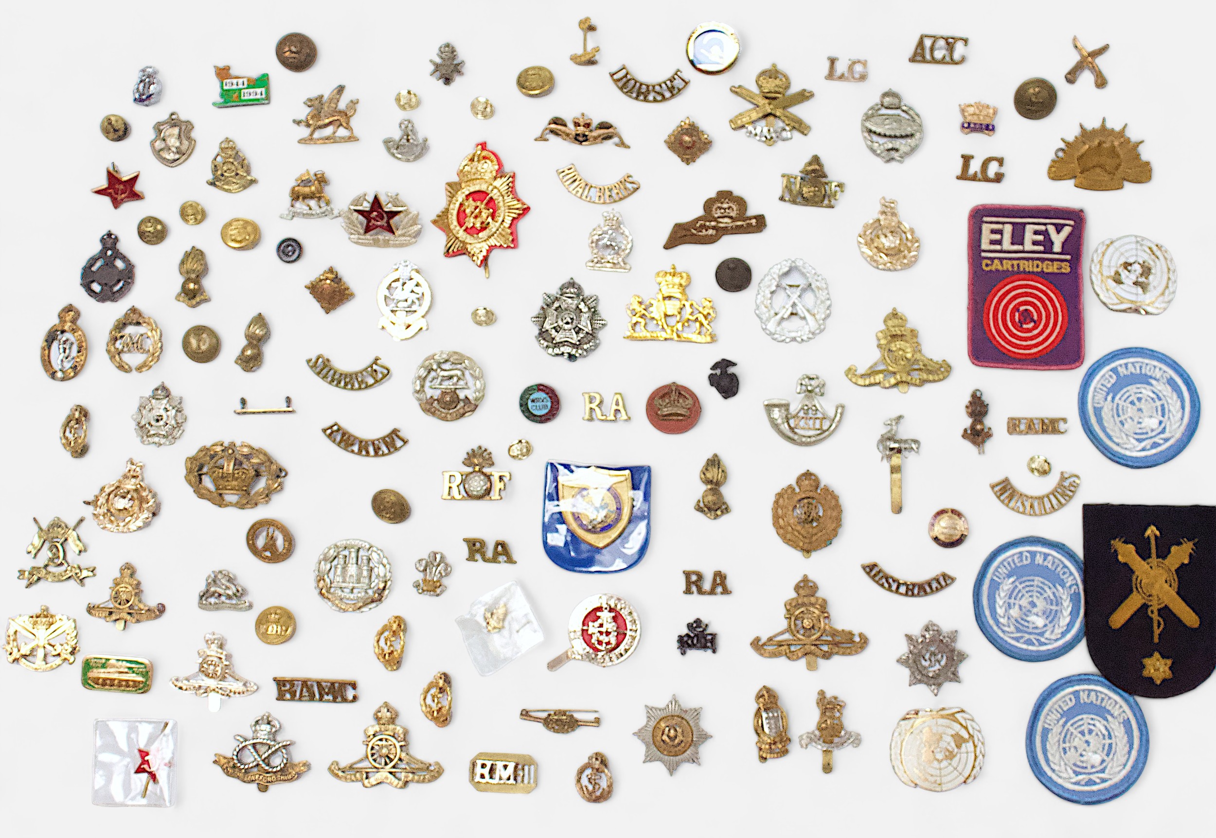 A good collection of assorted cap badges including a Victorian brass ‘Connaught Rangers’ Glengarry