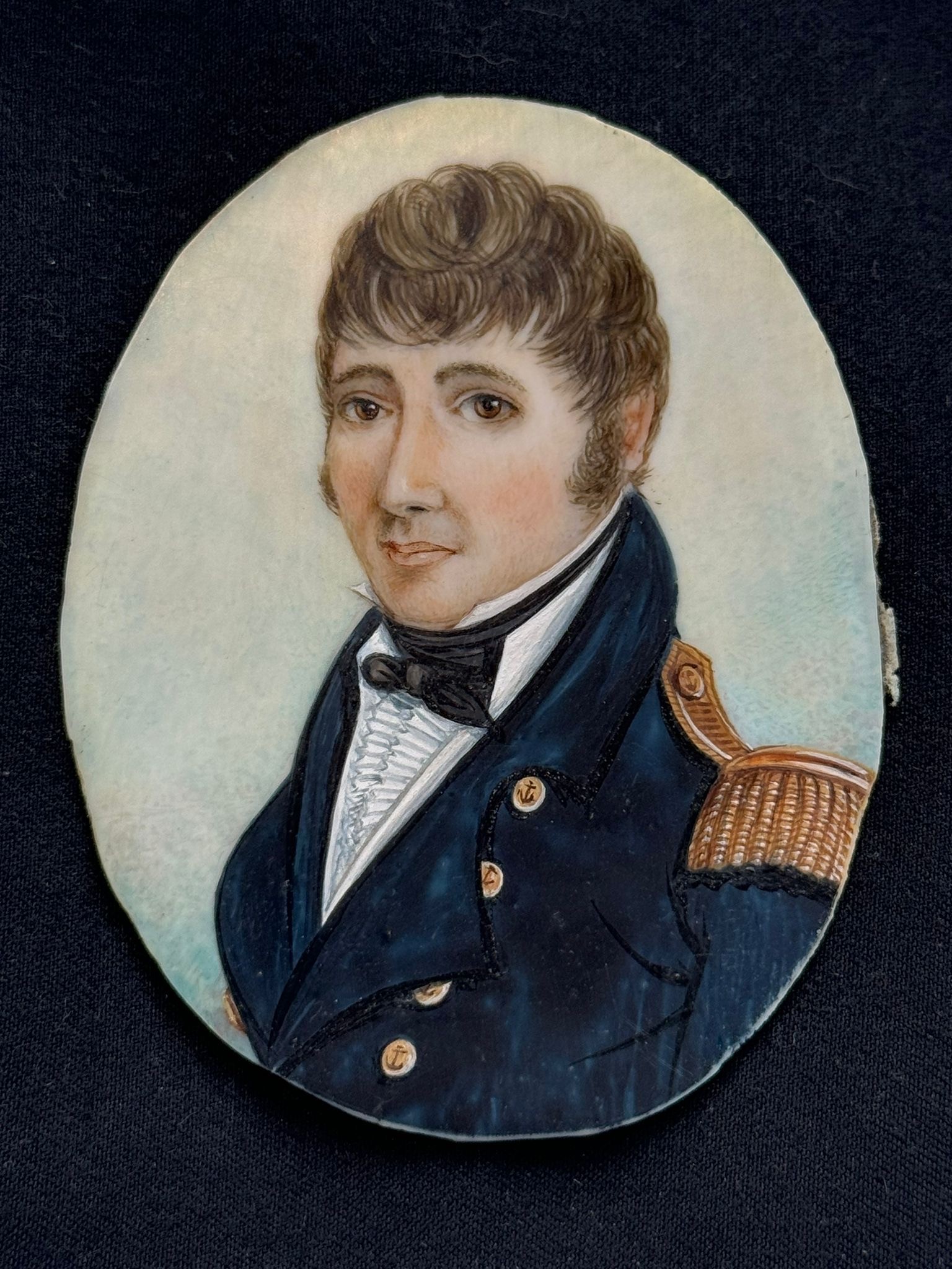 A 19th century oval portrait miniature of a naval officer, with brown hair, body turned half - Bild 2 aus 2