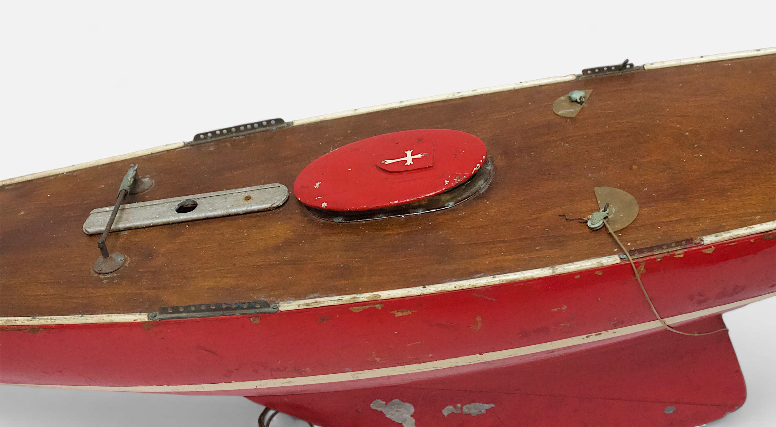A vintage red painted Marblehead class pond yacht, with white painted stripe to hull, some parts - Bild 2 aus 2