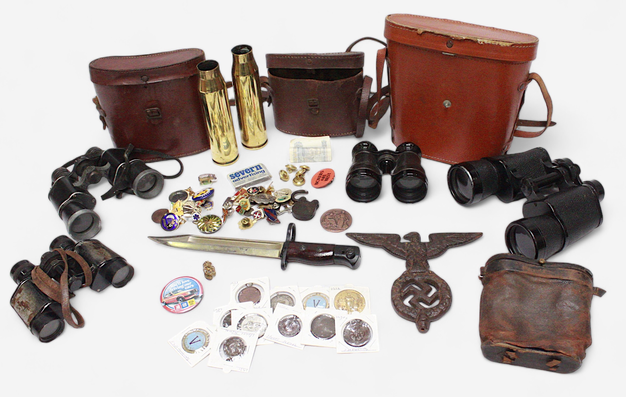 A small collection of assorted military collectables including a a bayonet, probably for an Enflied,