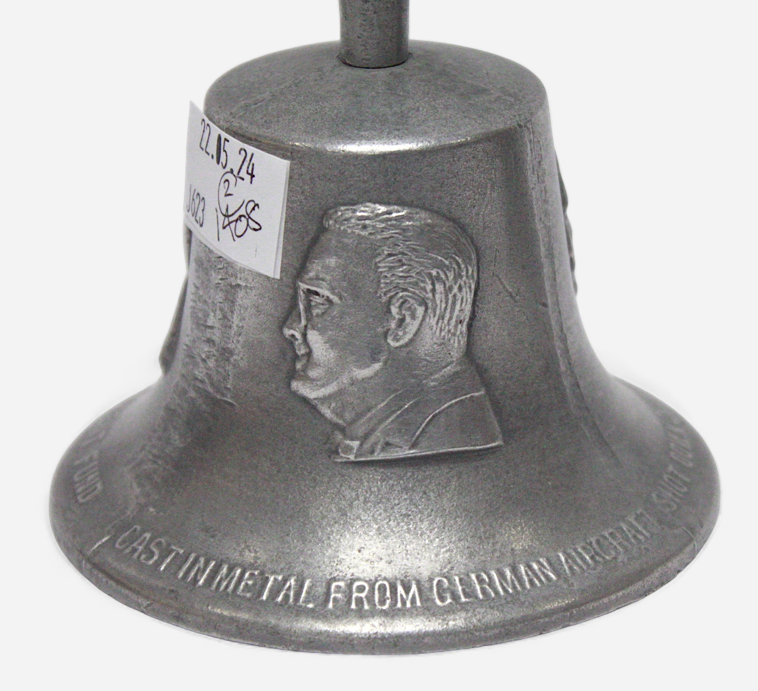 Two alloy handbells, each cast with the cameo portraits of the WWII Allied leaders, Roosevelt, - Bild 2 aus 3