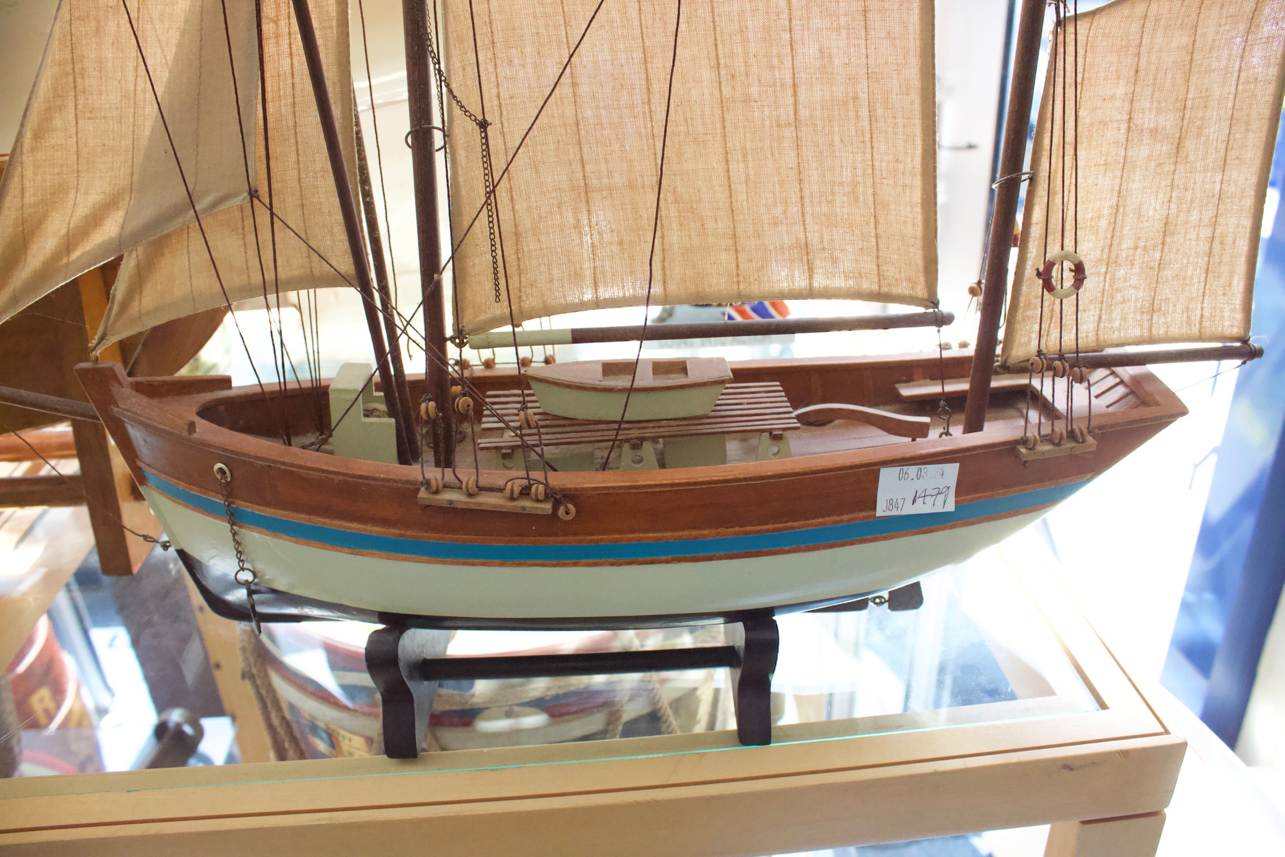 A large vintage 'Gaff-Rigged' pond yacht, with cotton sails, lined deck, cream waterline-painted - Image 4 of 6