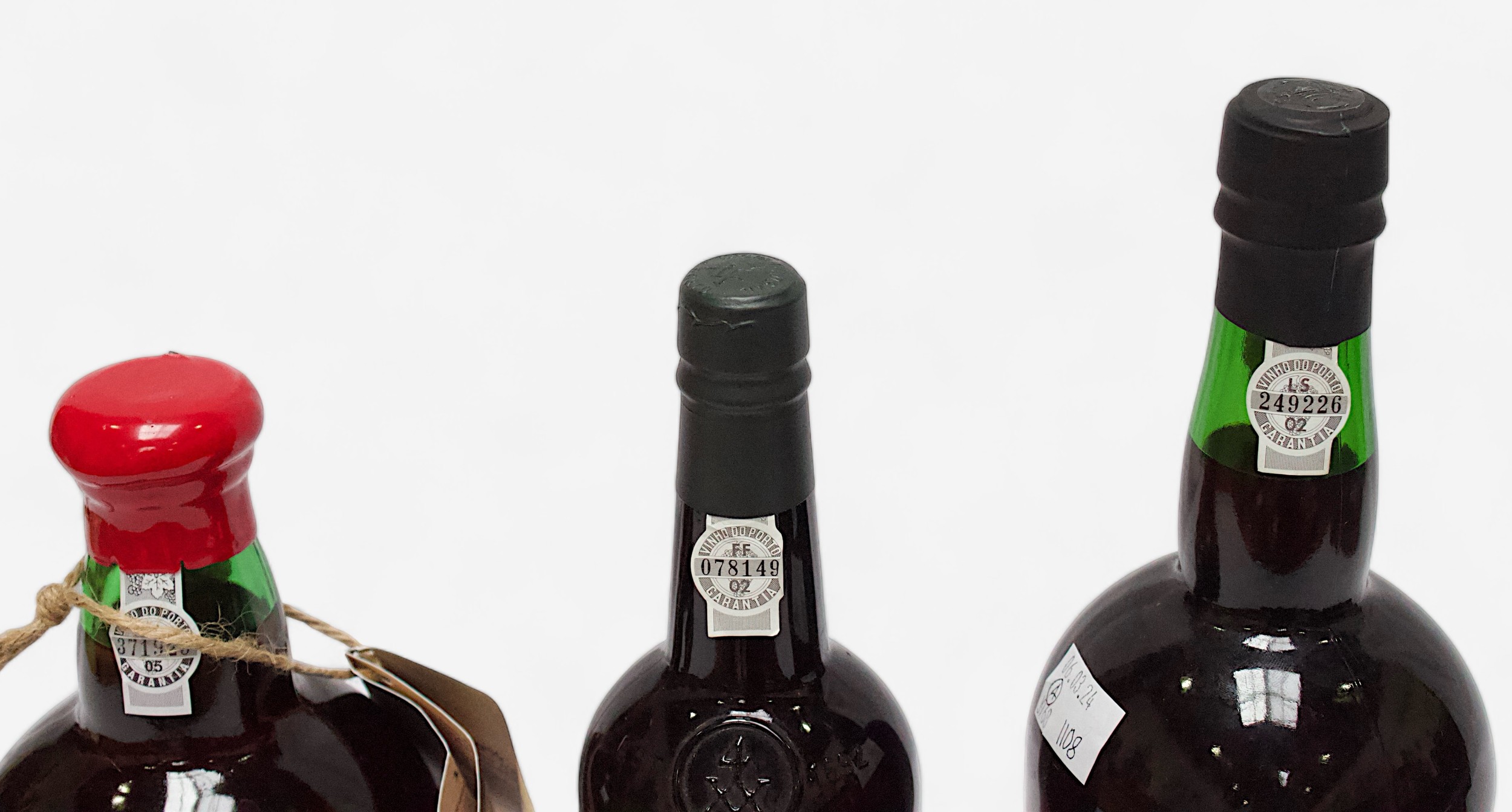 Four various bottles of vintage port, comprising Taylor’s Quinta De Vargellas, 1986, 75cl, 20.5% - Bild 3 aus 4