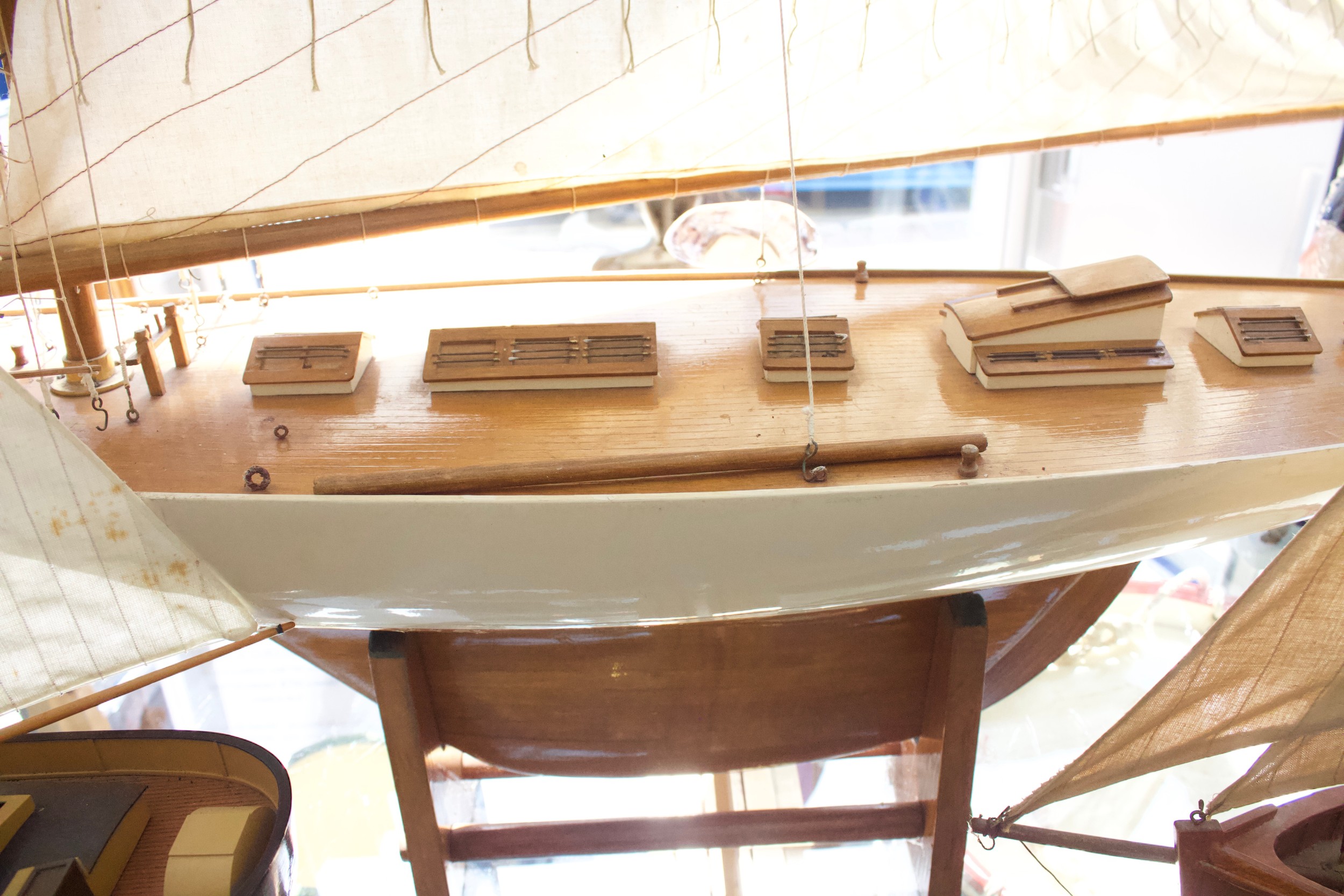 A large vintage 'Gaff-Rigged' pond yacht, with cotton sails, lined deck, cream waterline-painted - Image 6 of 6