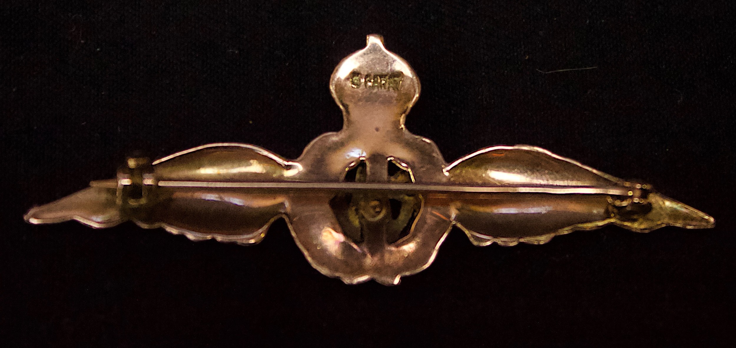 A 9ct gold and enamel RAF Sweetheart Brooch, with 'RAF' monogram within green laurel wreath below - Image 2 of 2