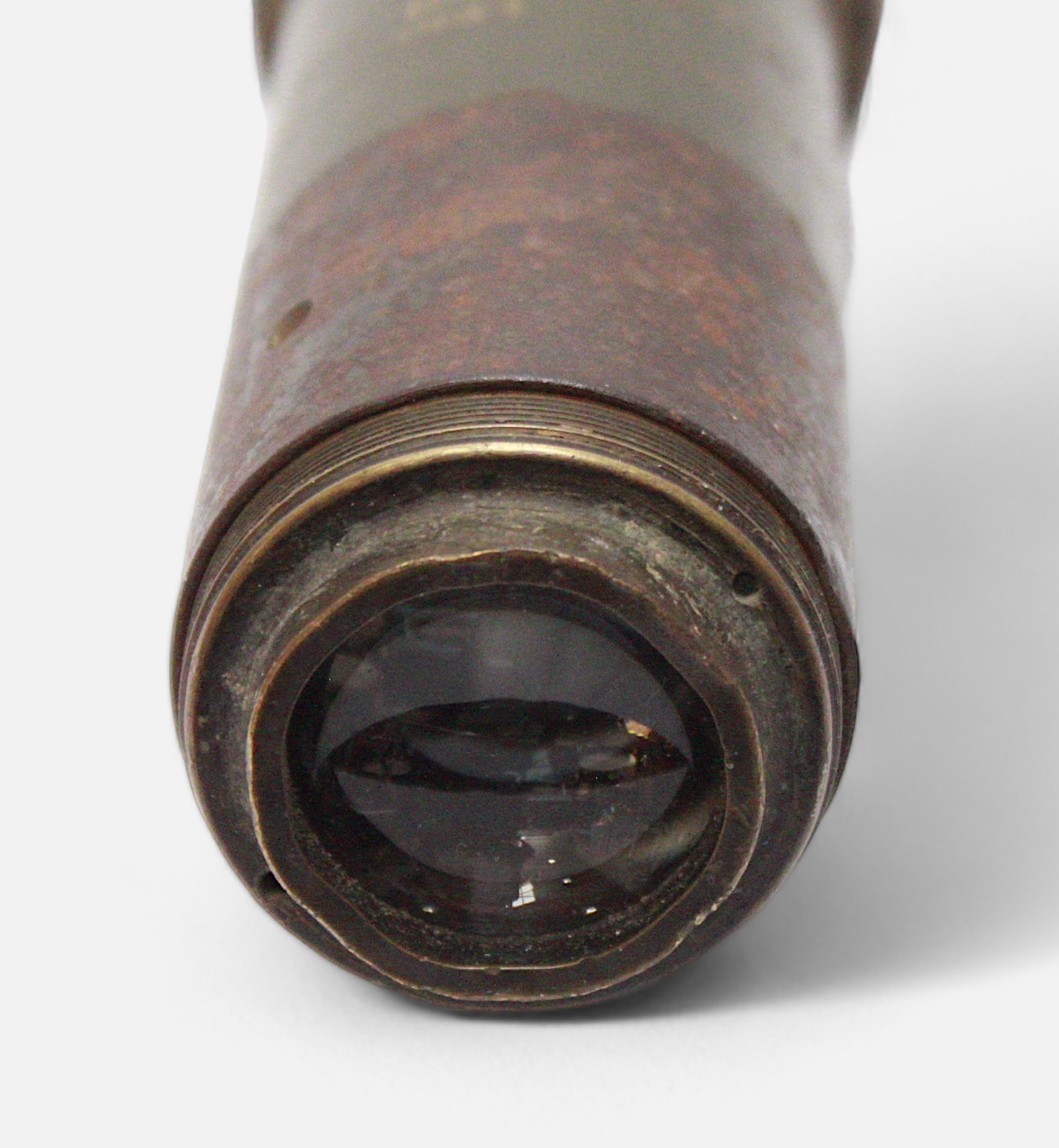 A WWII green painted tank scope/sight from a Sherman Tank, dated 1943, no.41169, makers stamp W. - Bild 3 aus 3