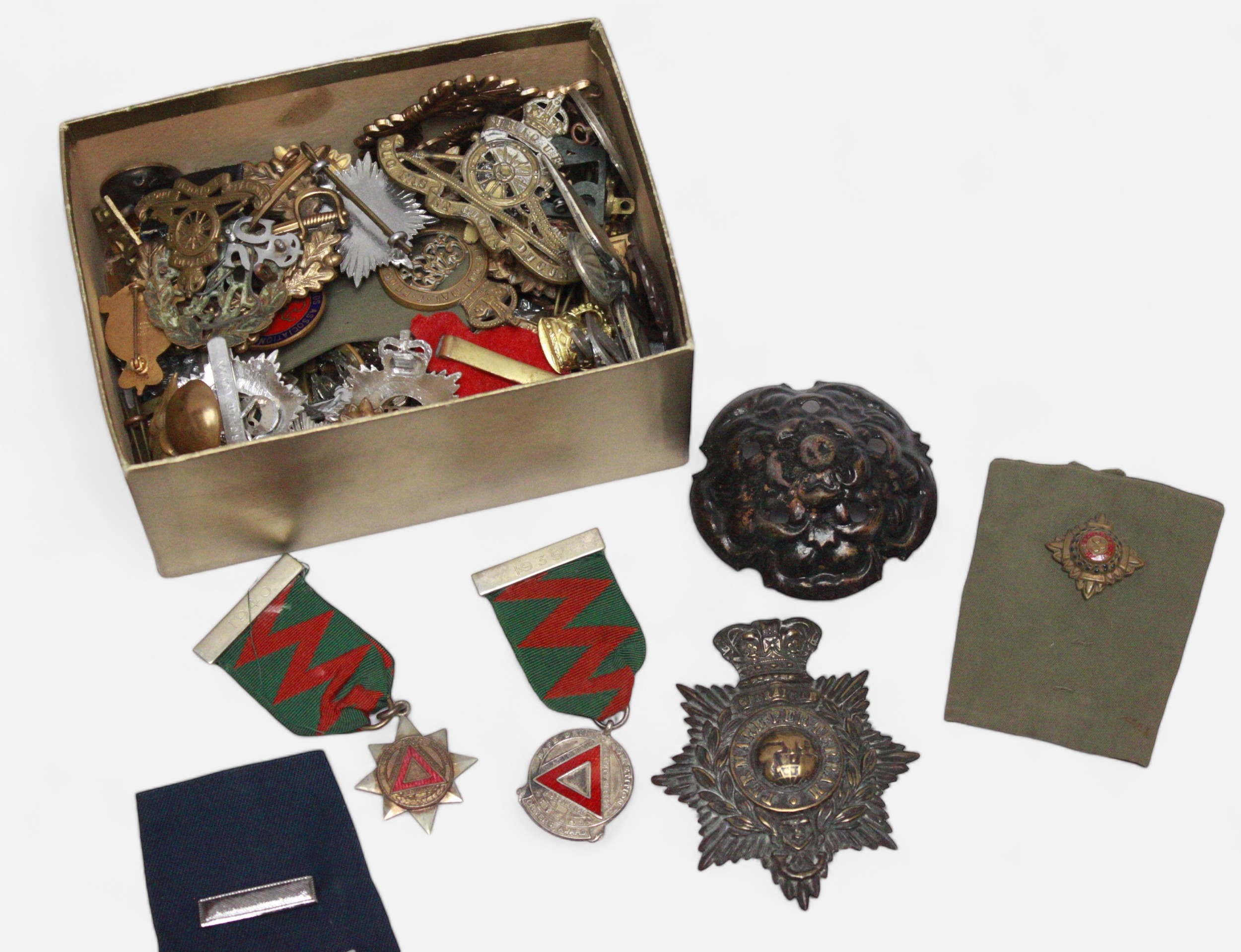 A large collection of various military cap and lapel badges, naval epaulettes, regimental buttons, - Image 2 of 5