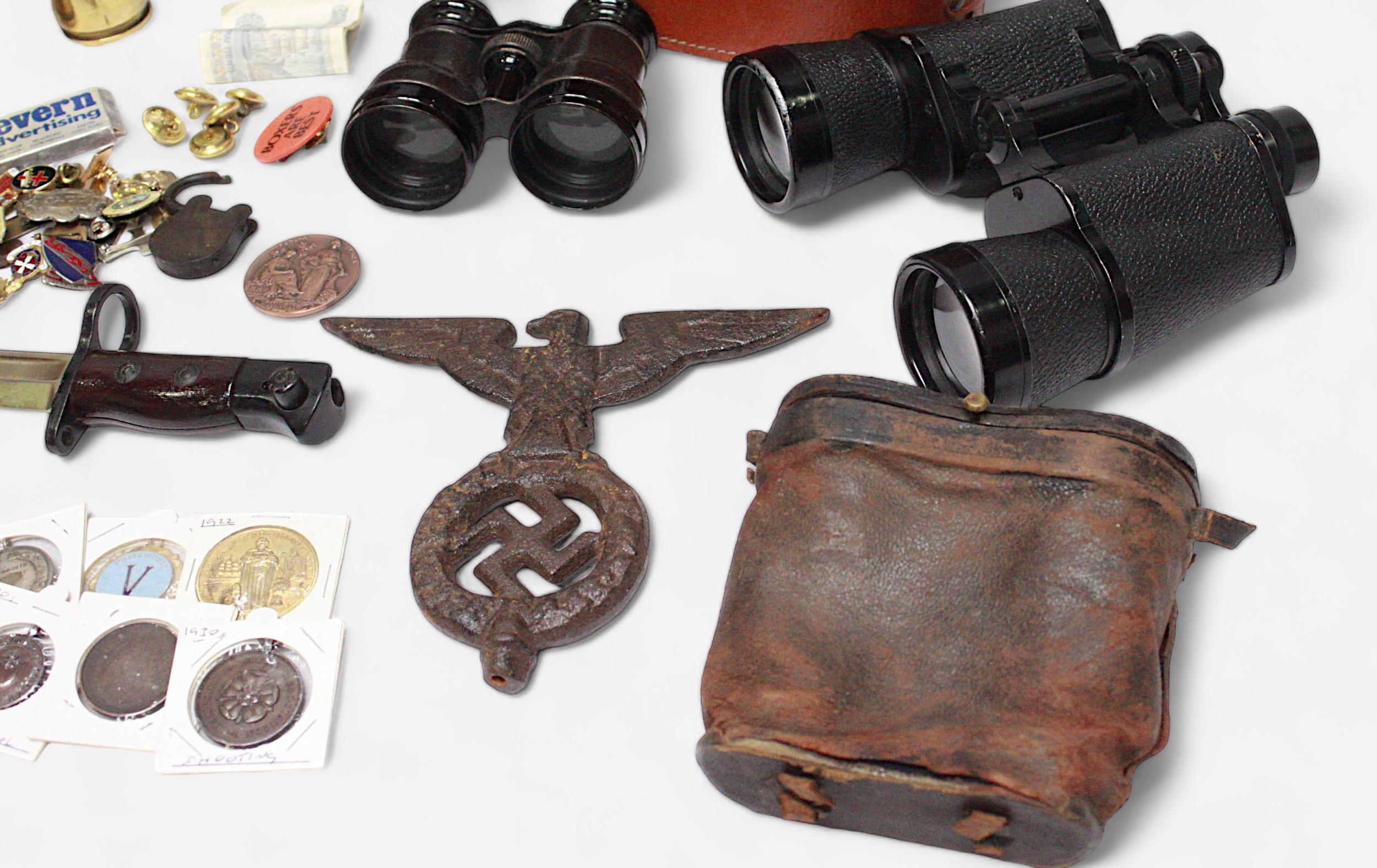 A small collection of assorted military collectables including a a bayonet, probably for an Enflied, - Image 2 of 4