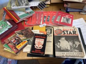 Football : Arsenal - various annuals within box in