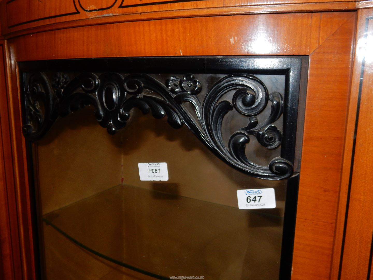 An attractive dark-wood inlaid detailed Maple wood display cabinet with lower cupboards and - Image 4 of 7