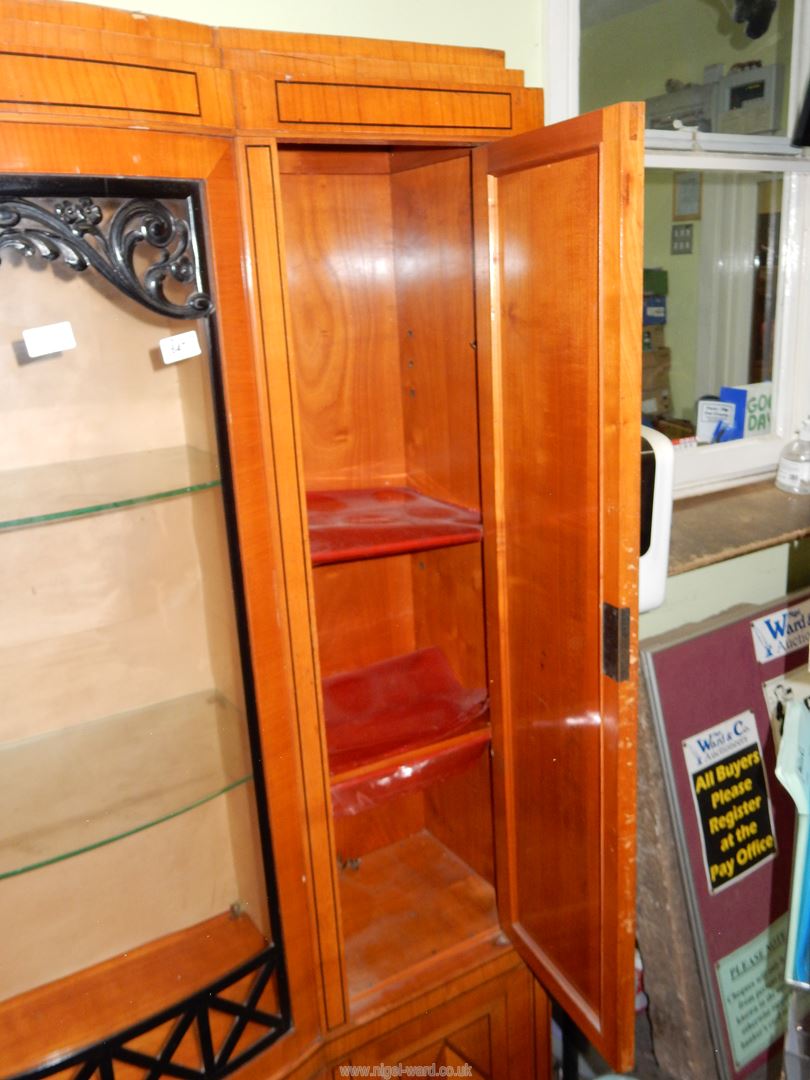 An attractive dark-wood inlaid detailed Maple wood display cabinet with lower cupboards and - Image 5 of 7