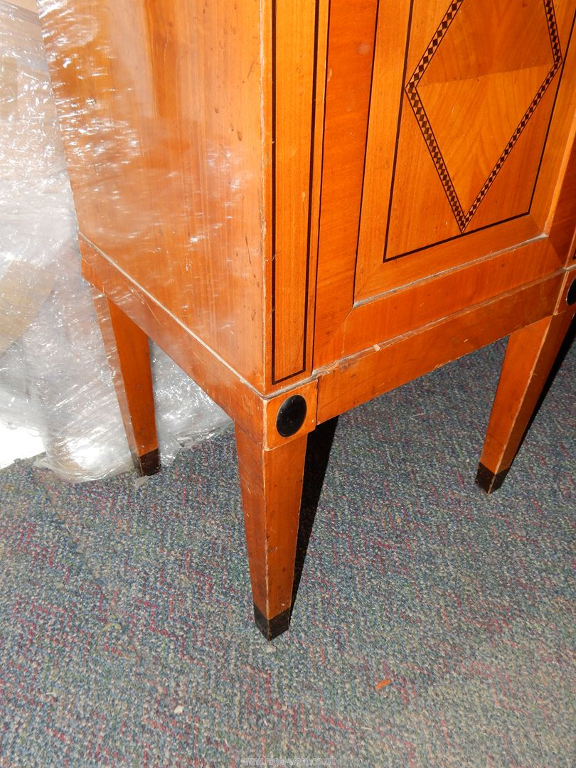 An attractive dark-wood inlaid detailed Maple wood display cabinet with lower cupboards and - Image 7 of 7