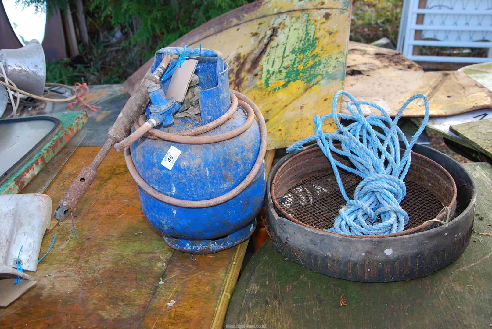 A de-horning kit with gas cylinder, two riddles and a nylon rope.