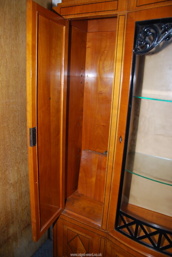 An attractive dark-wood inlaid detailed Maple wood display cabinet with lower cupboards and - Image 2 of 7