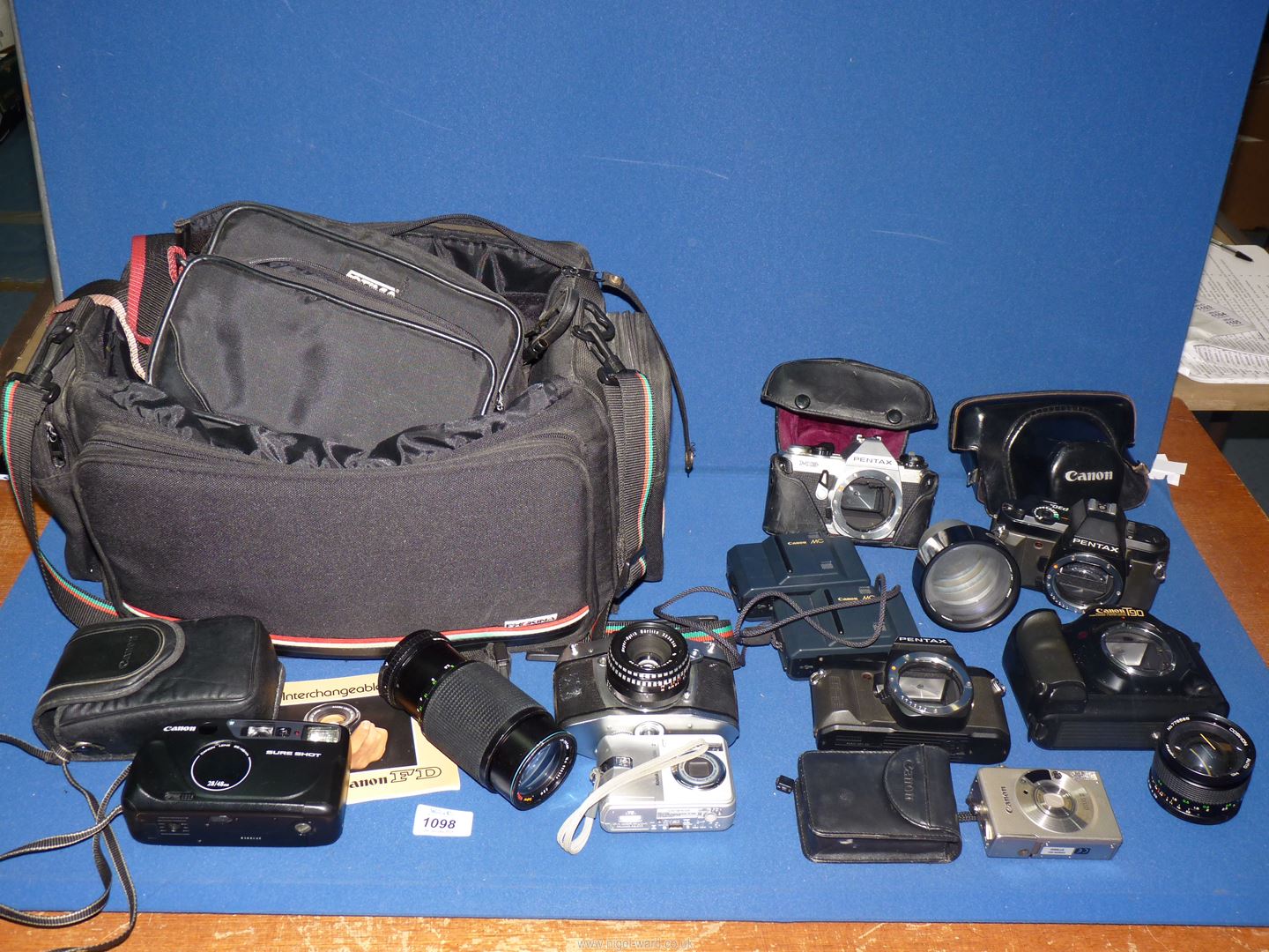 A quantity of cameras including Thagee Dresden EXA 11 camera with Meyer-optik Gurlitz 2.