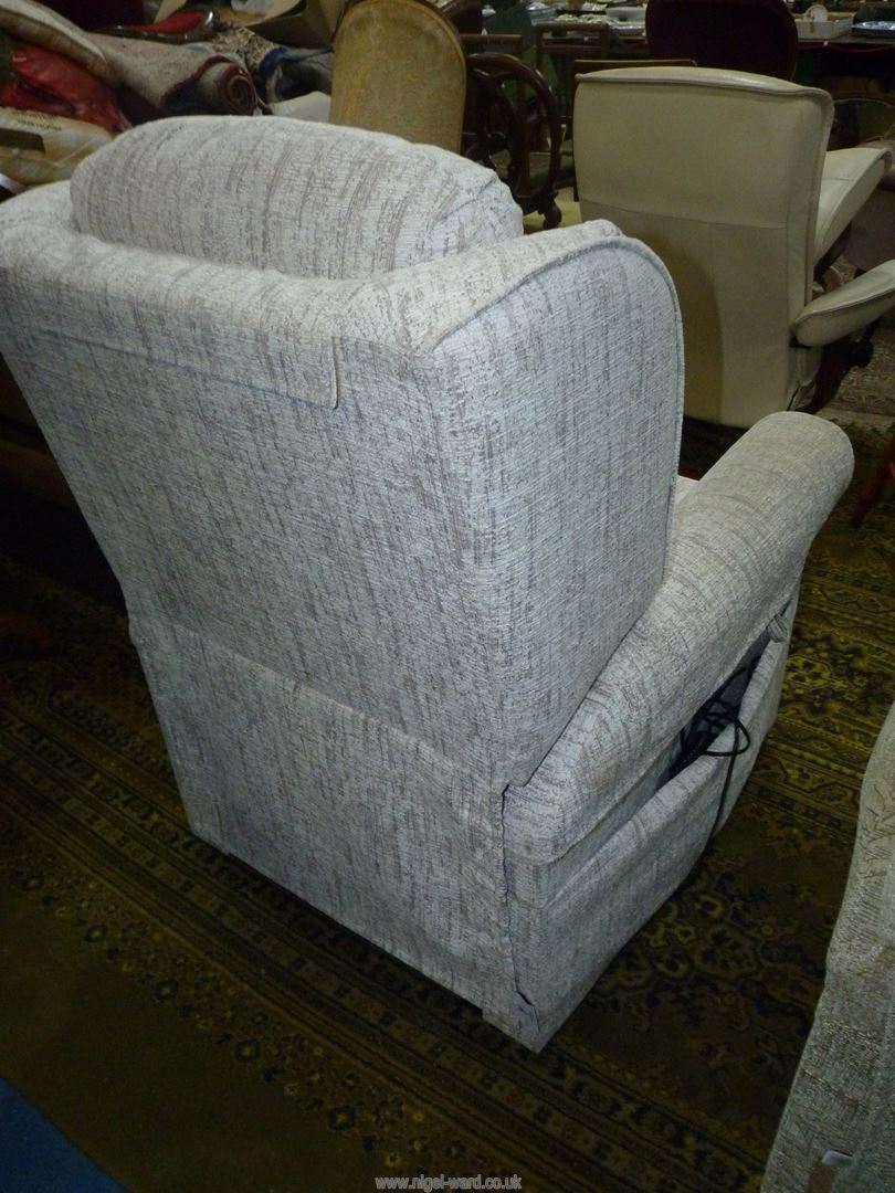 A white/beige fleck upholstered electrically reclining/raising Armchair. - Image 2 of 5