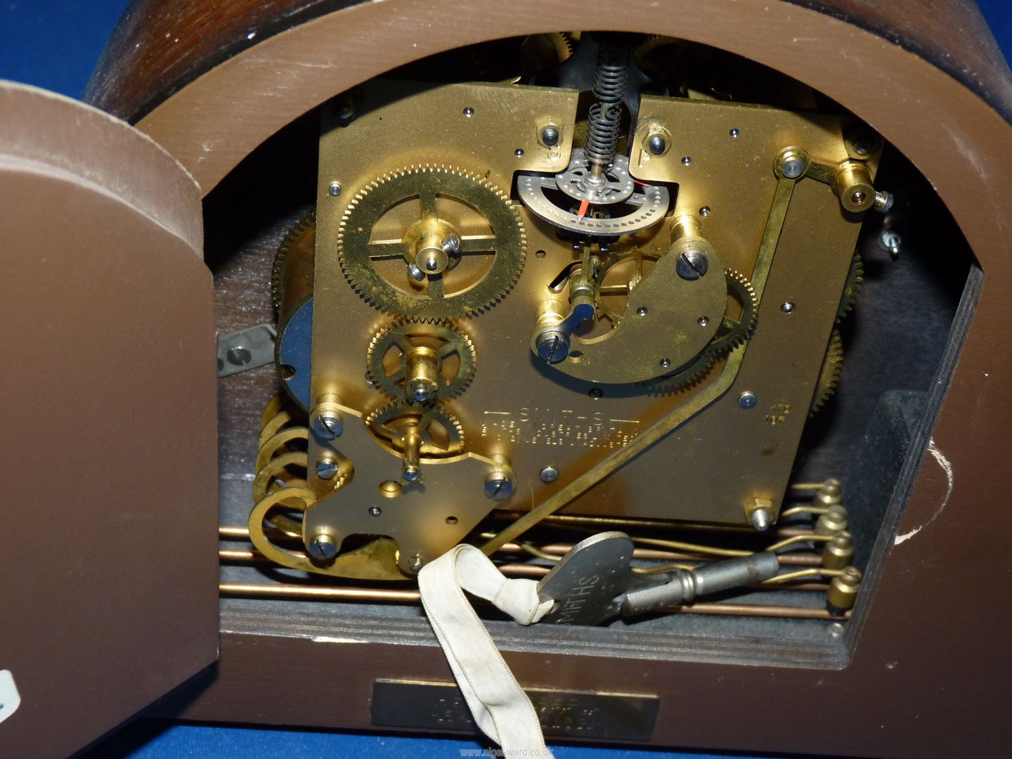 A Smith's mantle clock with key and plaque verso with the dedication 'Bill Creed of Leyhill Prison'. - Image 2 of 2